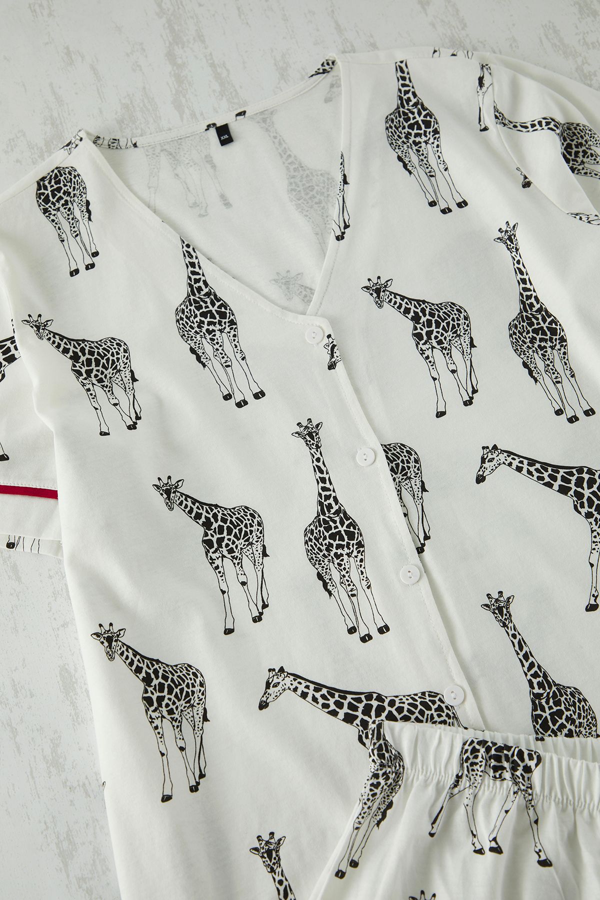 Trendyol Curve-Ecrufarbenes gestricktes Pyjama-Set mit Giraffenmuster TBBSS25AI00024 3