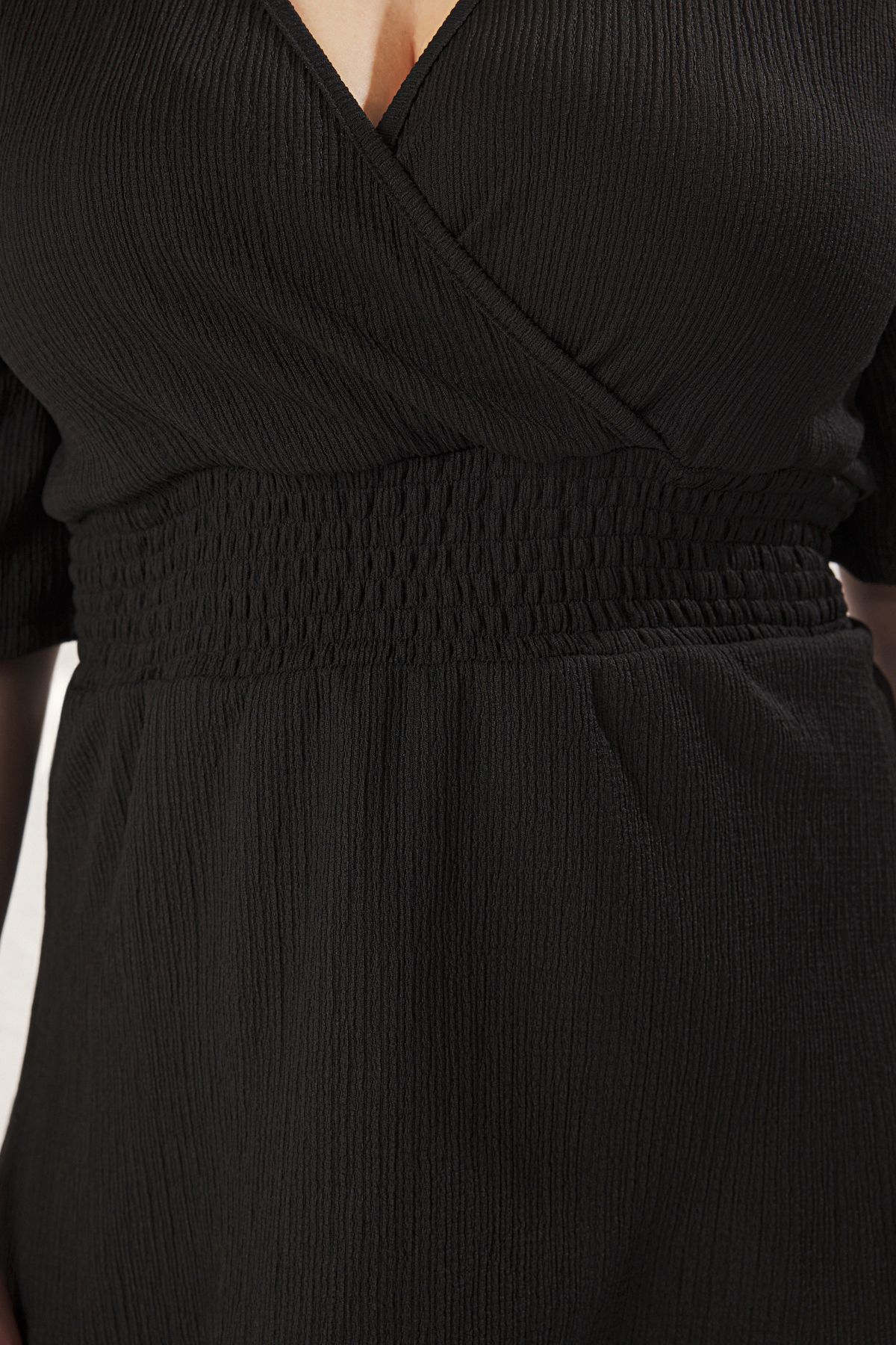 Trendyol Curve-Schwarze gestrickte Plus-Size-Bluse mit zweireihigem Ausschnitt und Gips-Detail TBBSS25AF00083 4