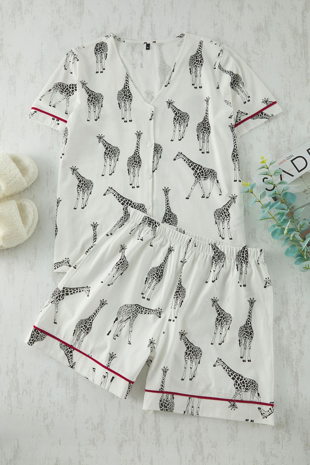 Trendyol Curve-Ecrufarbenes gestricktes Pyjama-Set mit Giraffenmuster TBBSS25AI00024 2