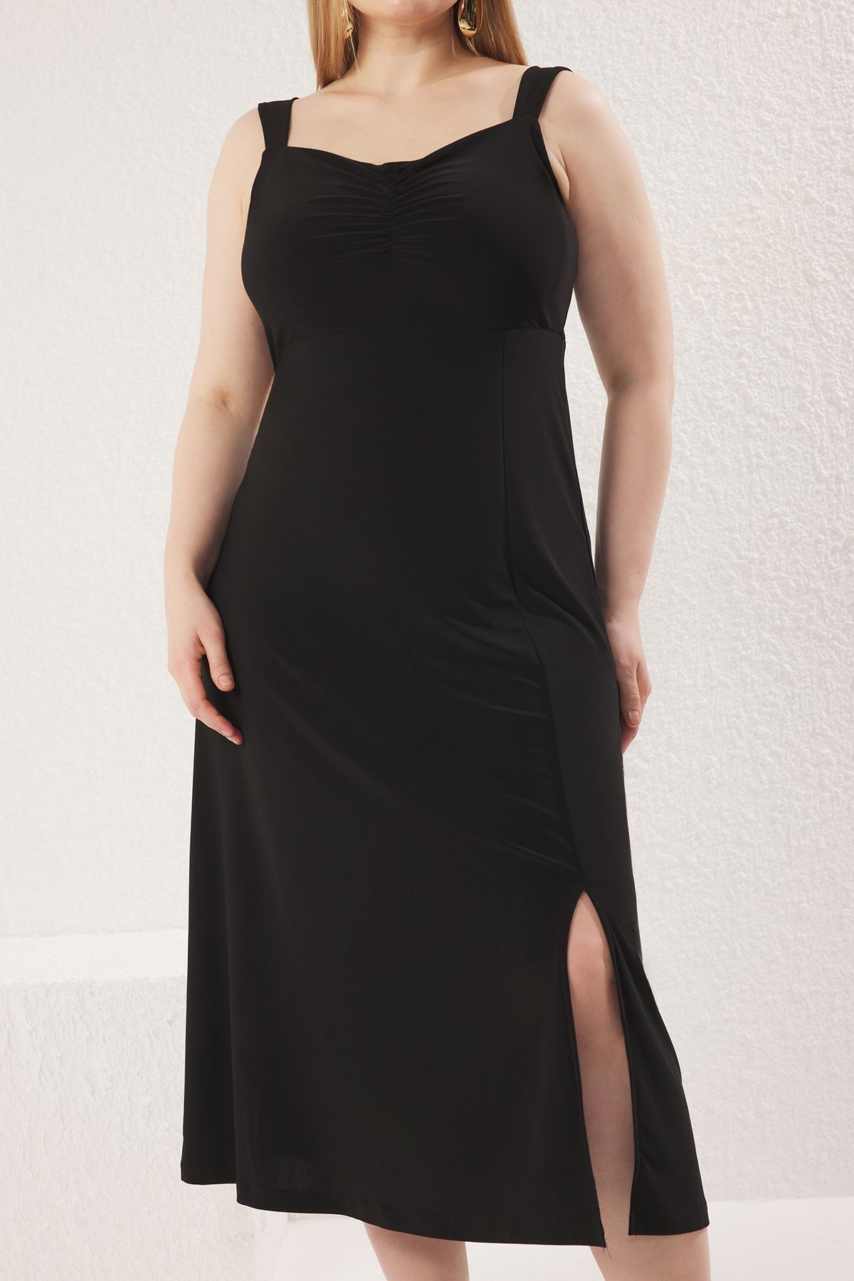 Trendyol Curve-Чорна сукня міді з вирізом у вигляді серця Orme Plus Size TBBSS25AH00014 3