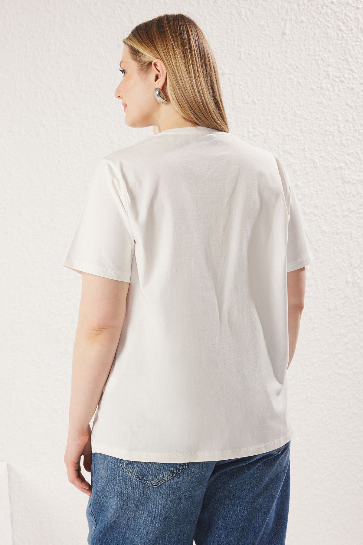 Trendyol Curve-Tričko Ecru Boyfriend Fit veľkej veľkosti – zadná potlač Tbbss25Bf00029 5