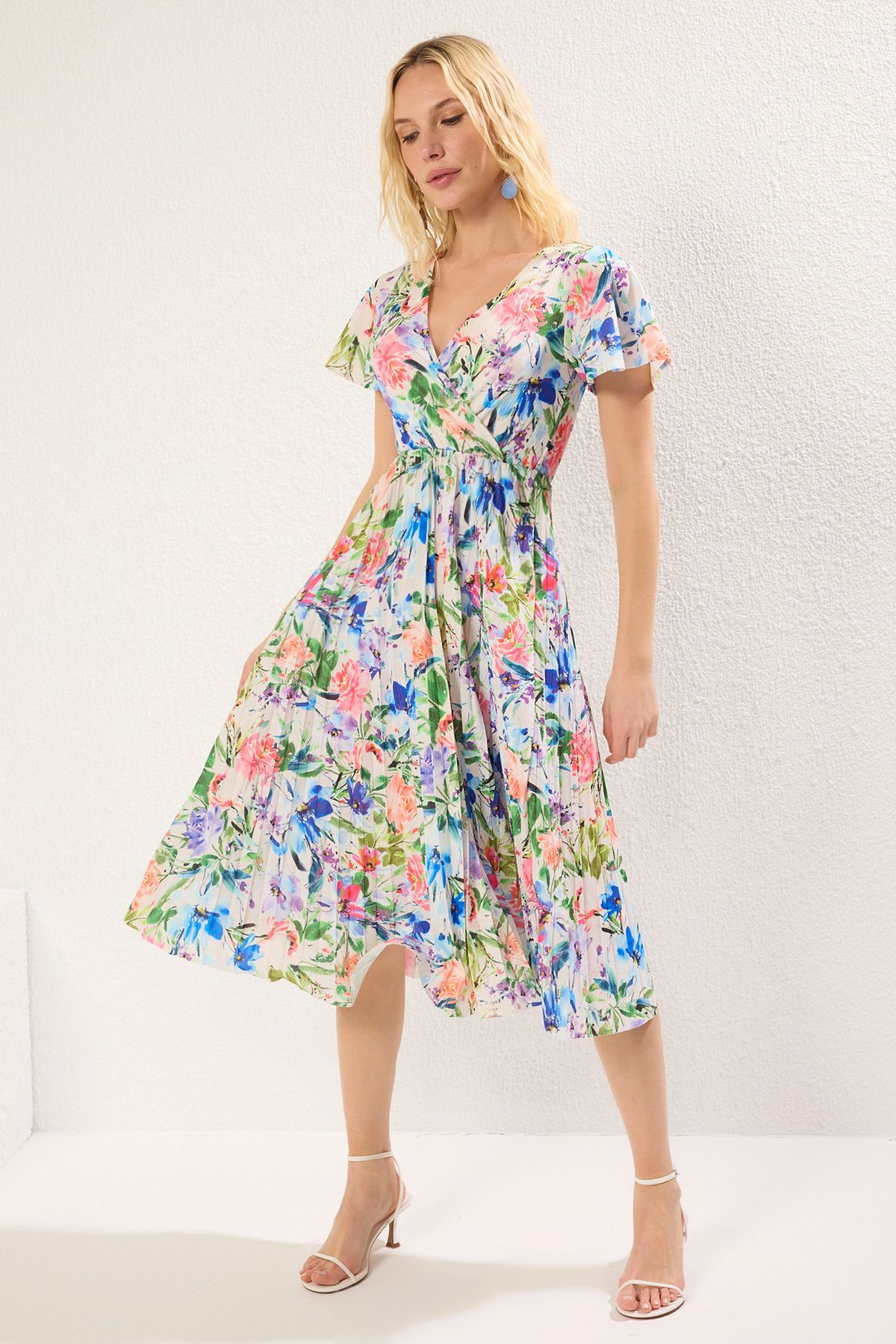 Trendyol Collection Blauer Blumen-Skater, Blumendruck, zweireihig, feuchtigkeitsableitend, mit Taschentuchärmeln, TWOSS24EL00482