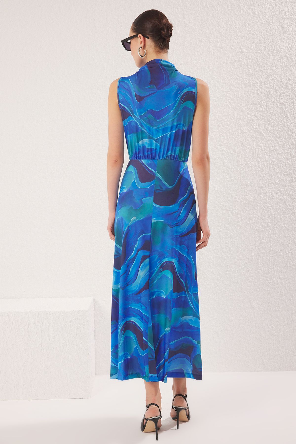 Trendyol Collection-Rochie tricotată maxi elastică, cu imprimeu abstract, albastru, cu guler în picioare, drapat în talie, TWOSS25EL00381 5
