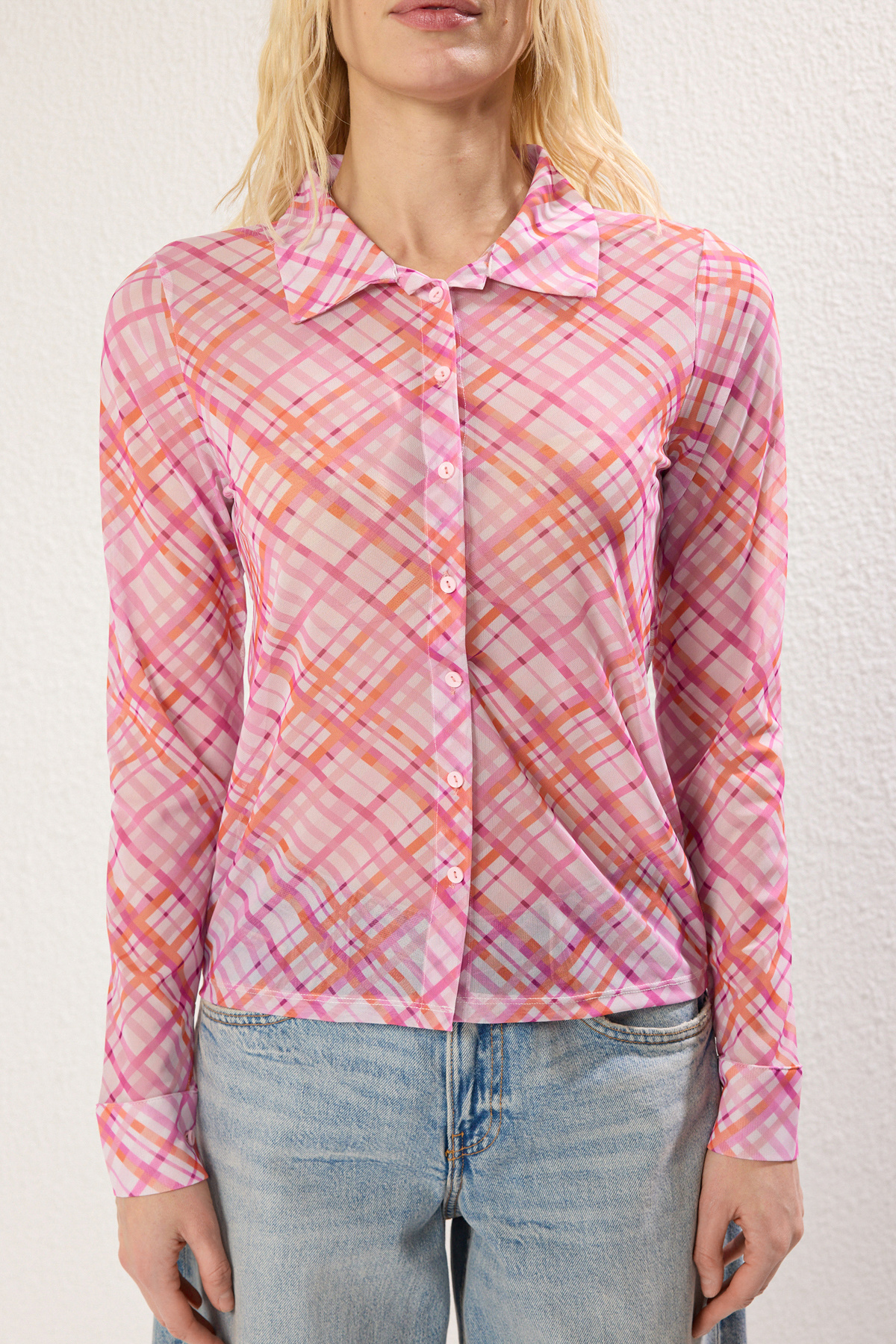 Trendyol Collection-Rosafarbenes, dehnbares T-Shirt mit kariertem Muster, TWOSS25GO00045 3