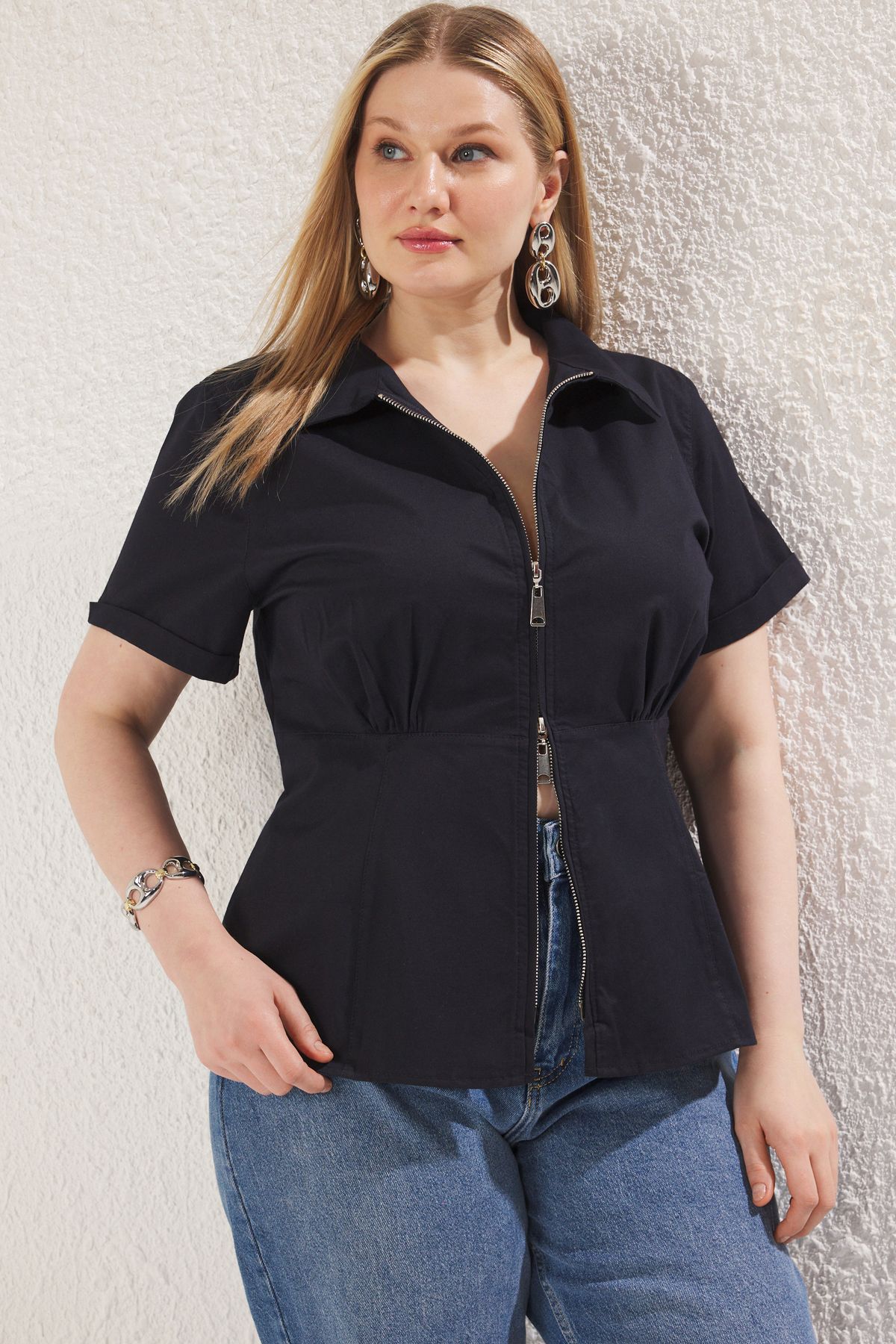 Trendyol Curve Granatowa Koszula Z Krótkim Rękawem, Funkcjonalna, Zapinana Na Suwak, Tkana, Plus Size Kobieta - 46