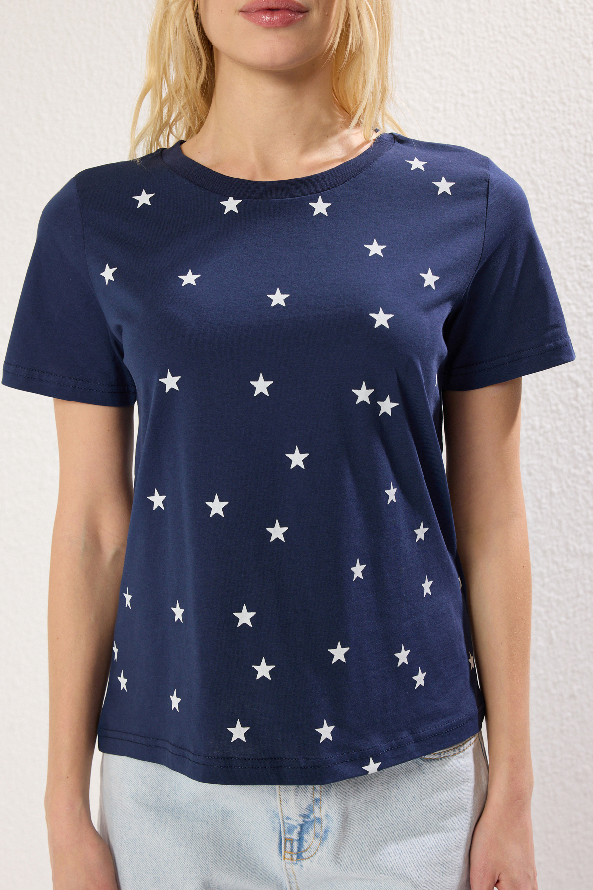 Trendyolmilla  Lacivert Kalın Pamuklu Varak Yıldız Baskılı Regular/Normal Kalıp Örme T-Shirt TWOSS20TS0757 - Görsel 3