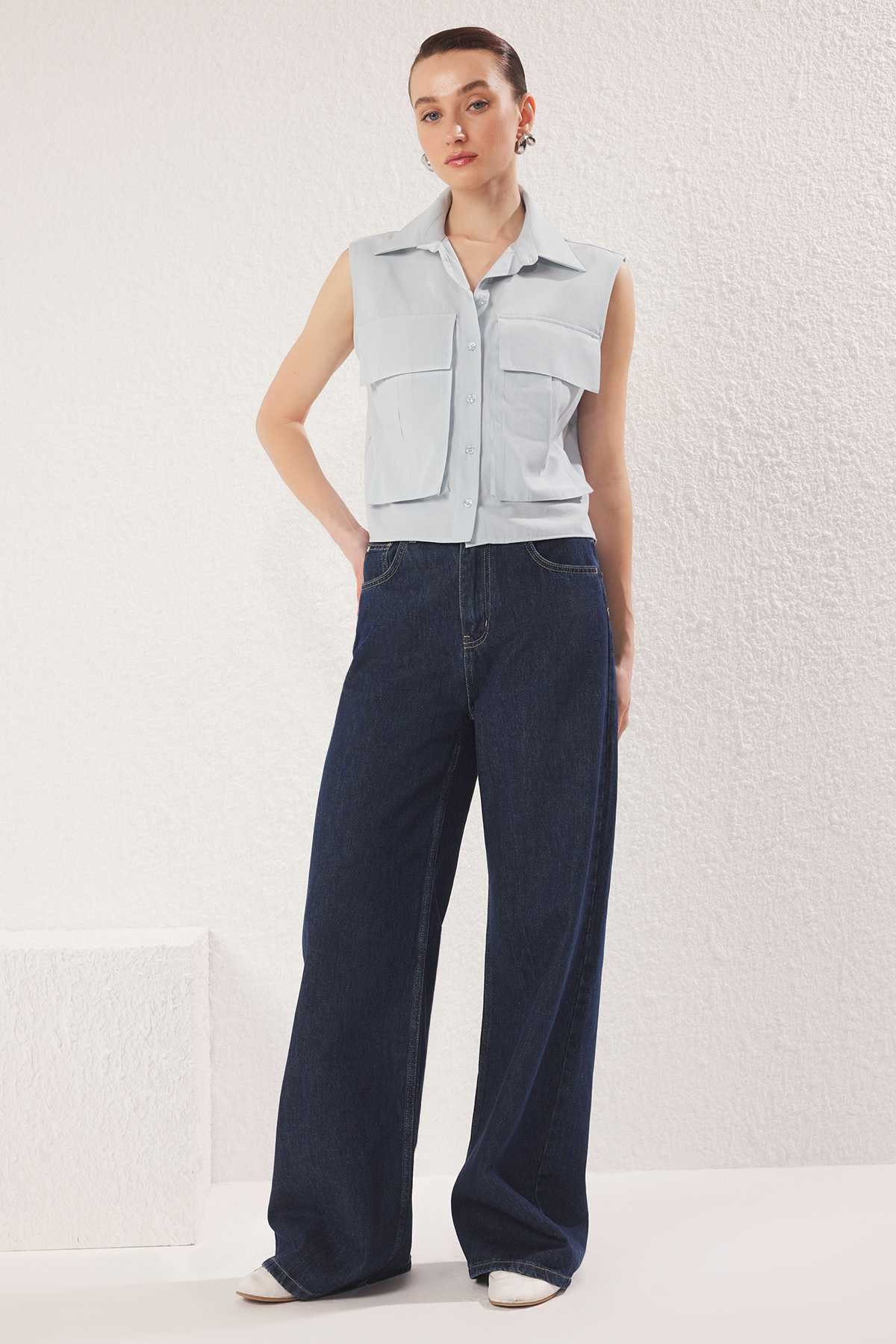 Trendyolmilla  Açık Mavi Utility Cep Detaylı Sıfır Kol Regular kalıp Dokuma Gömlek TWOSS25GO00041 - Görsel 6