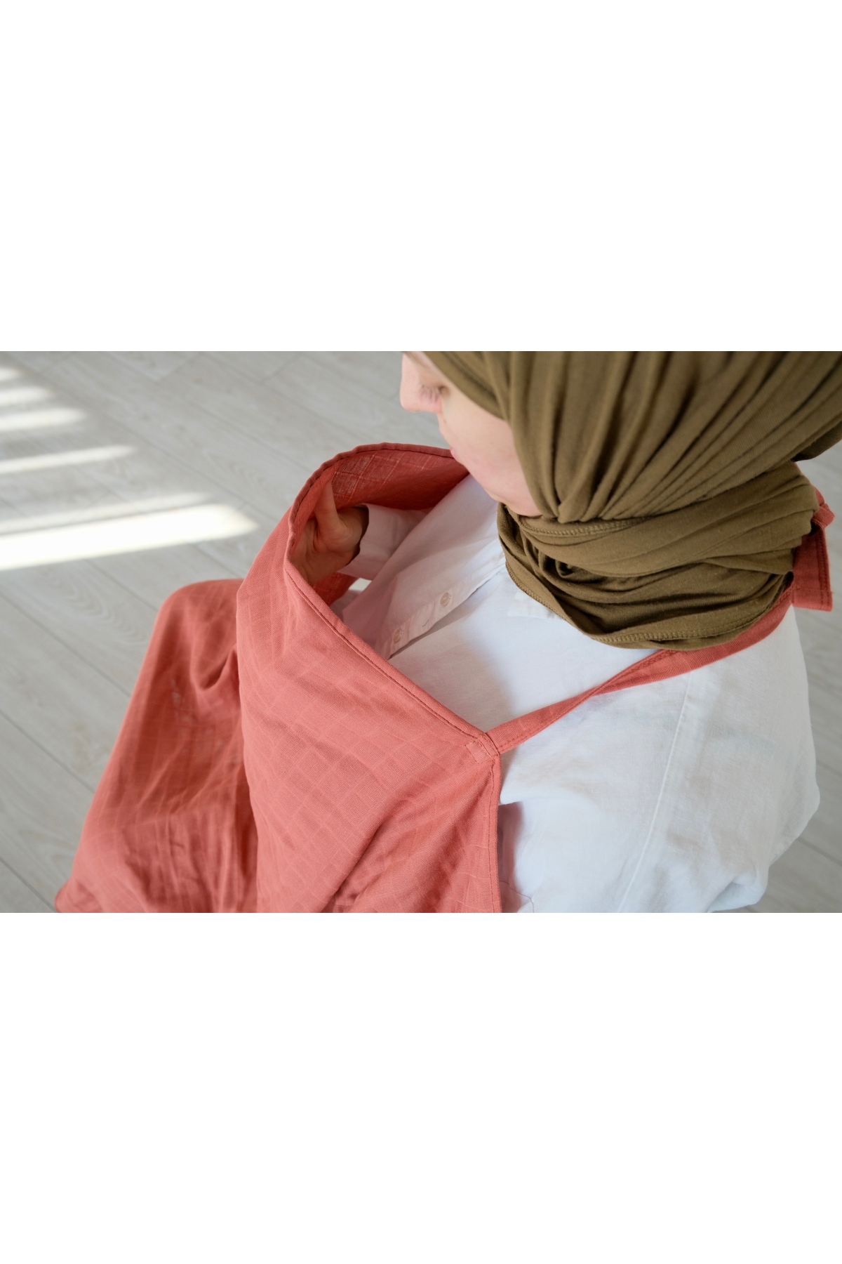 runbaby ( 75x75 cm ) Ayarlanabilir Askılı Doğal Tek Kat Müslin Emzirme Örtüsü - Kiremit fotoğrafı 2 (önizleme)