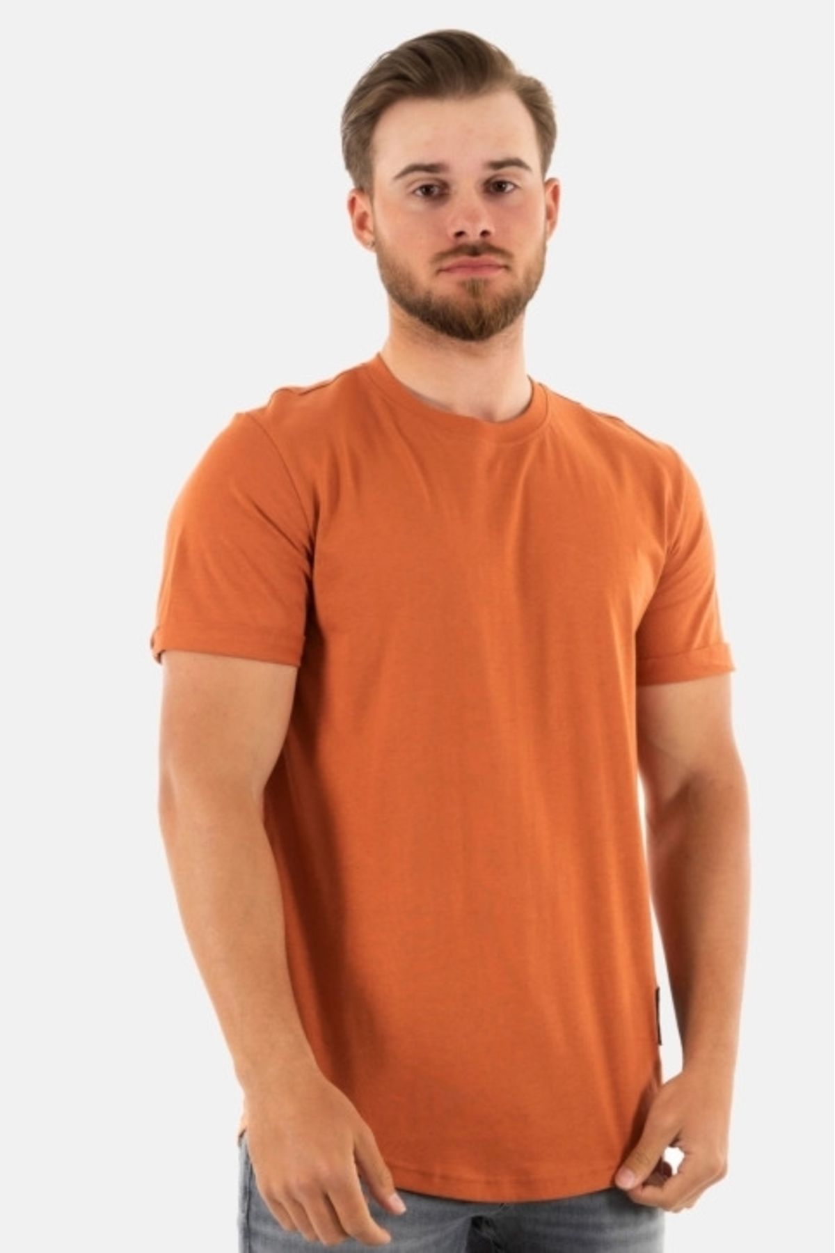 Calvin Klein-Pánske oranžové tričko Calvin Klein Jeans Badge Round Hem Tee GAN Auburn 1