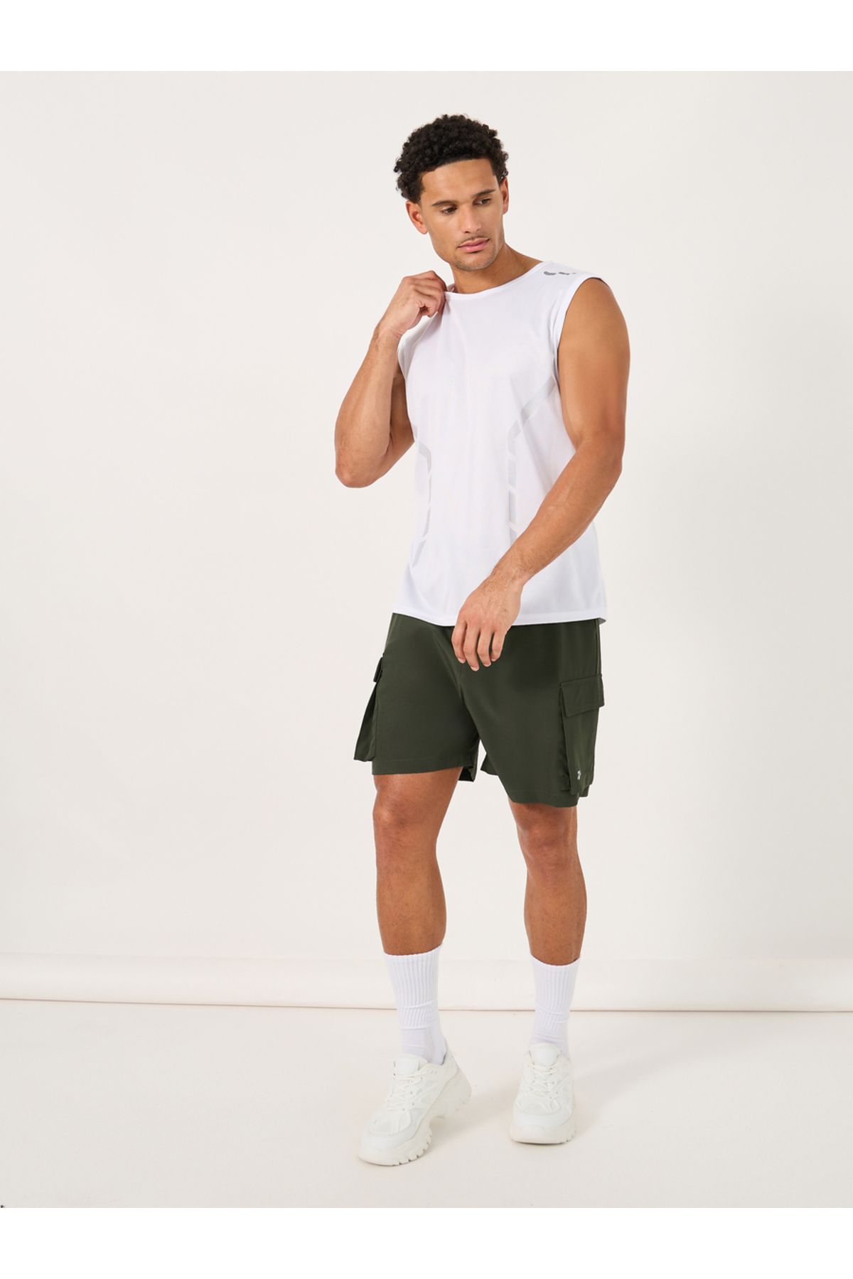 Styli-Regular Fit Woven 7inch Cargo Athleisure Shorts 2