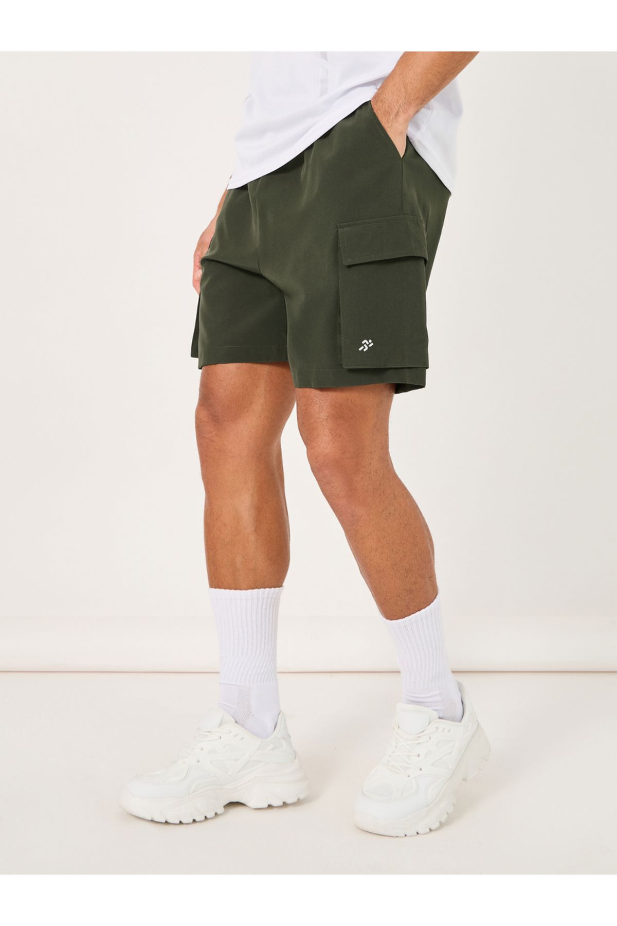 Styli-Regular Fit Woven 7inch Cargo Athleisure Shorts 5