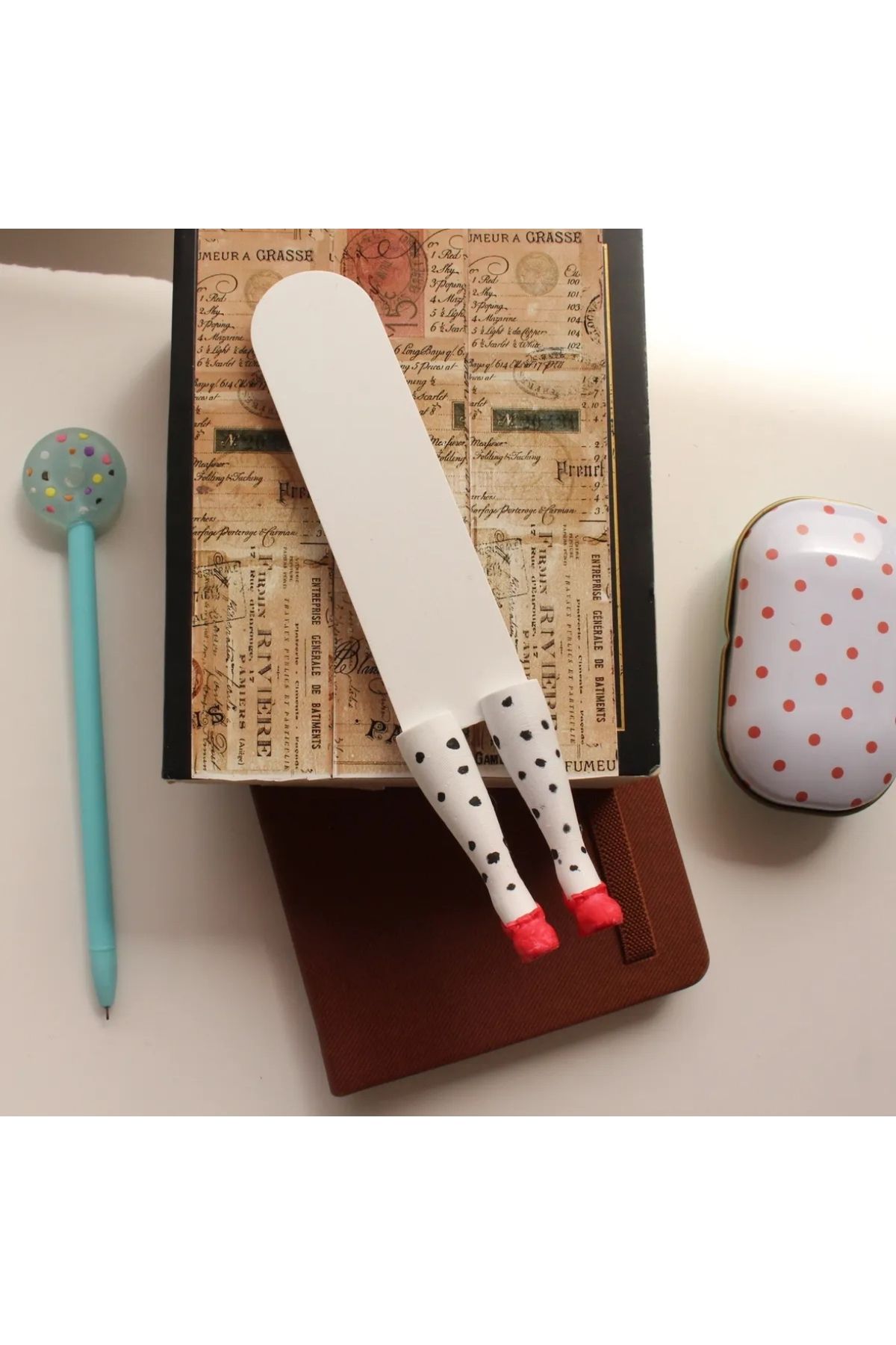 TRENDİN YOLU-White Trend Bookmark - Red Shoes 3