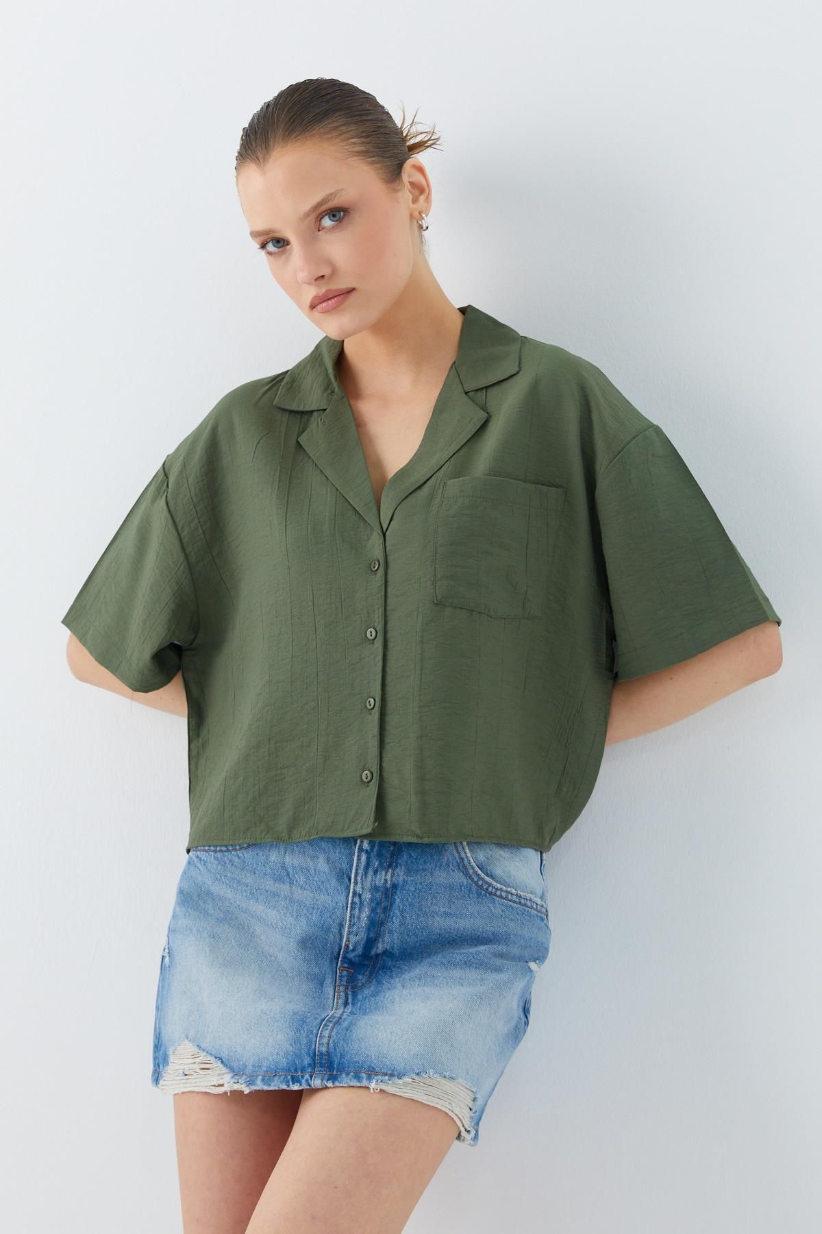 Mixray-4556 Model Women's Khaki Crop Shirt - Basic Design with Pockets 3