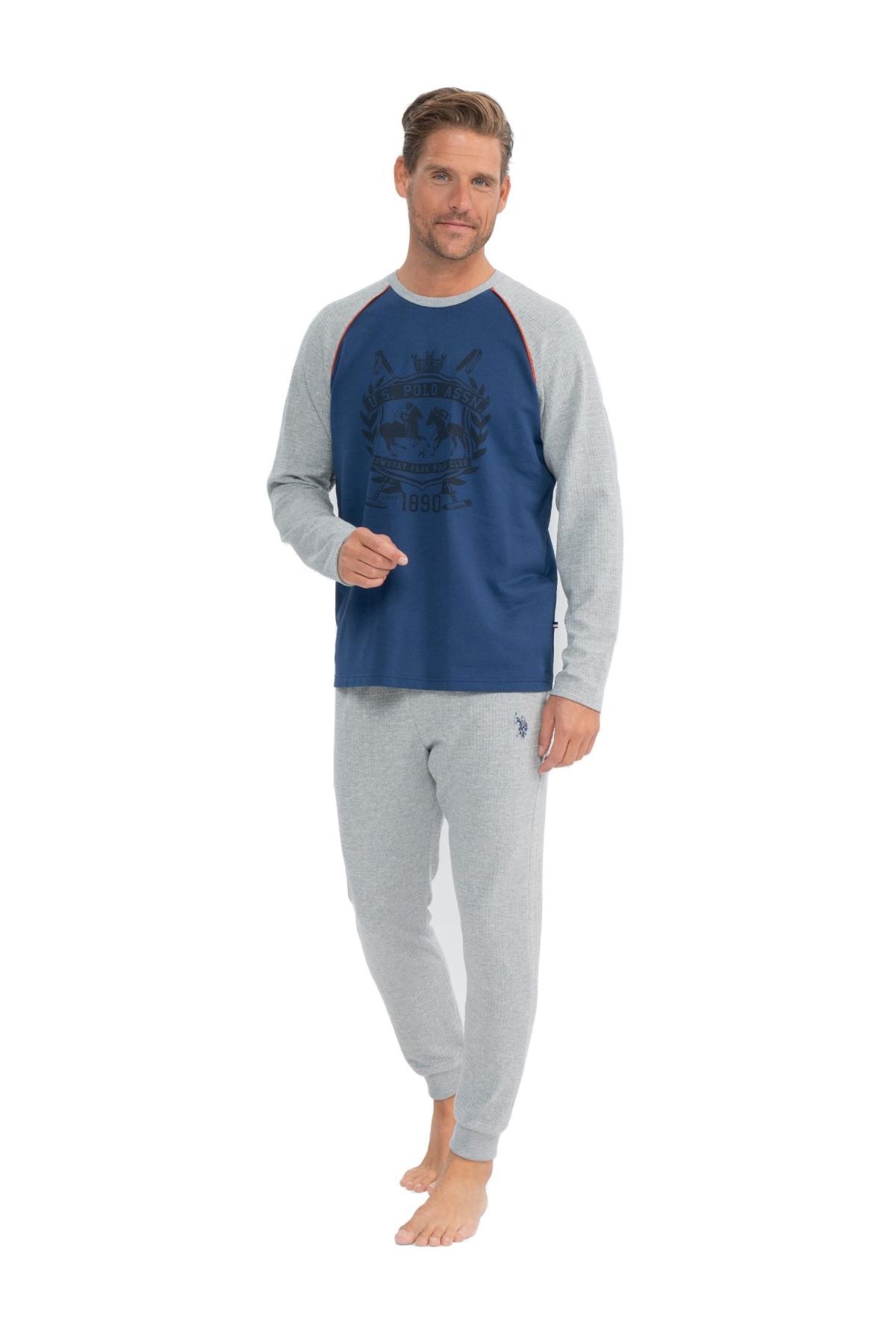 یو اس پولو لباس ورزشی مردانه یقه گرد، آستین بلند، پارچه ژاکارد دو نخ، ملانژ آنتراسیت، کد ۱۸۸۲۳، برند U.S. Polo Assn.