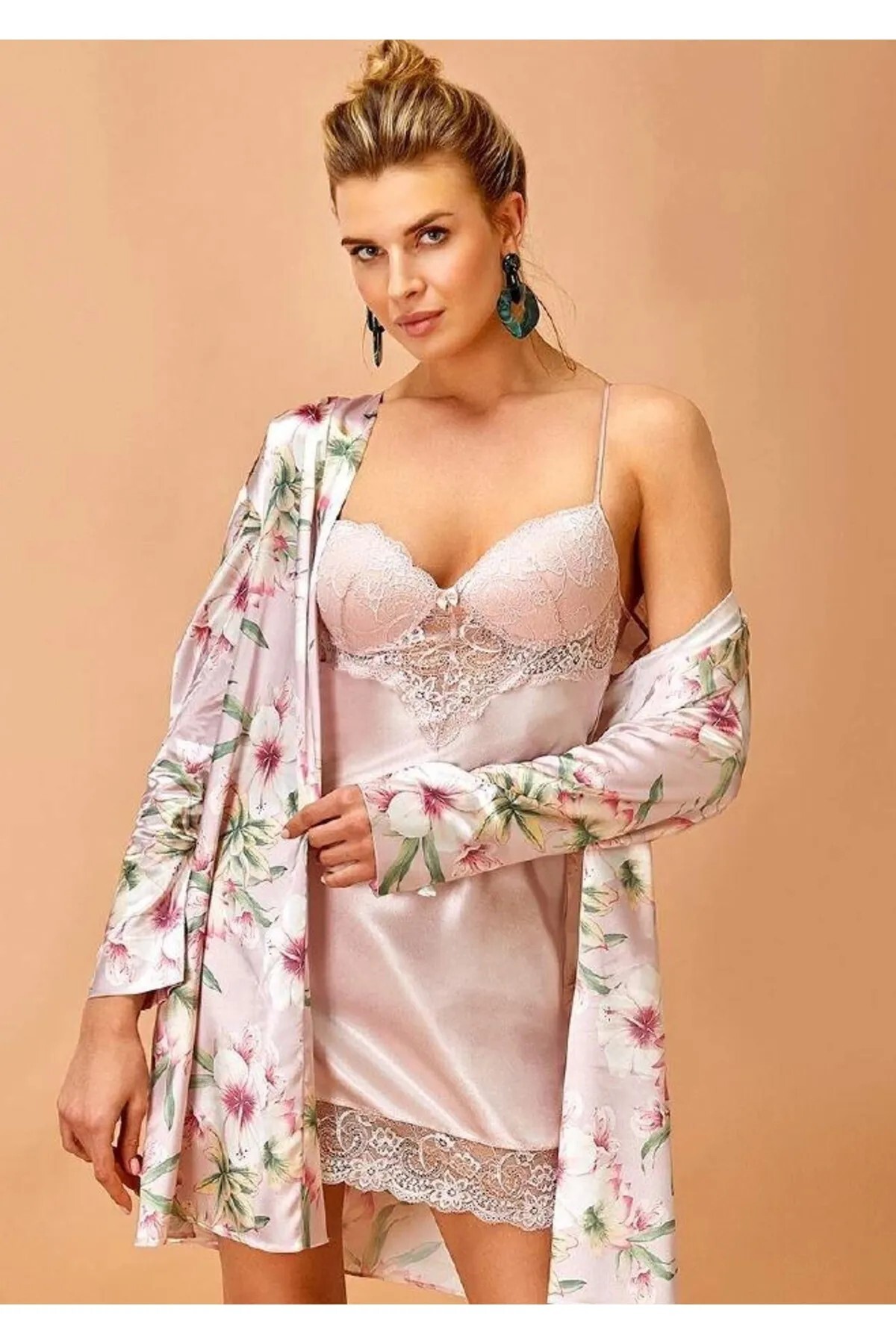 White Velvet Kadın Pudra Renk Çiçek Desenli İnce Asklılı Saten Kimono & Gecelik İkili Kutulu Takım N5.3W.V5.2.T