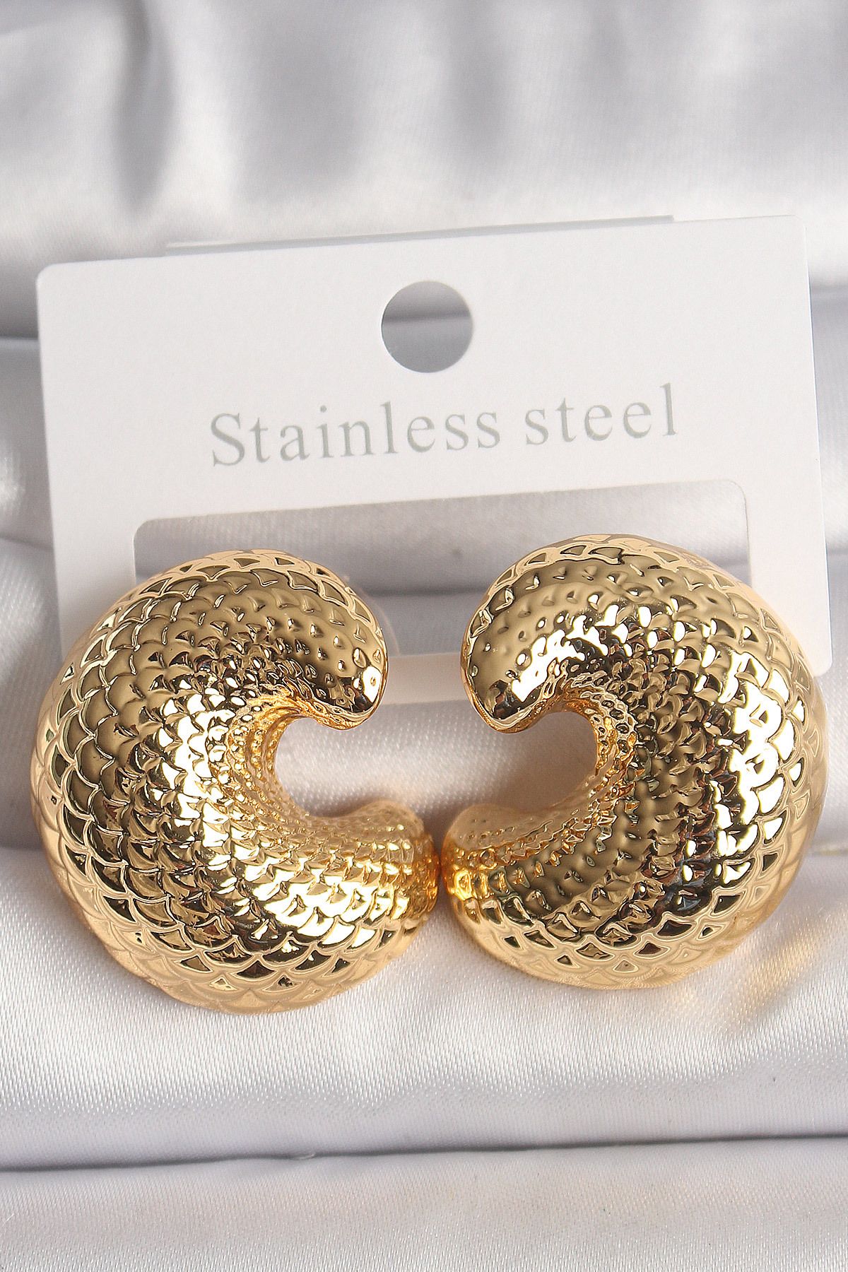 New Things Pirinç Gold Renk Yılan Sırtı İşlemeli Yarım Halka Model Kadın Küpe