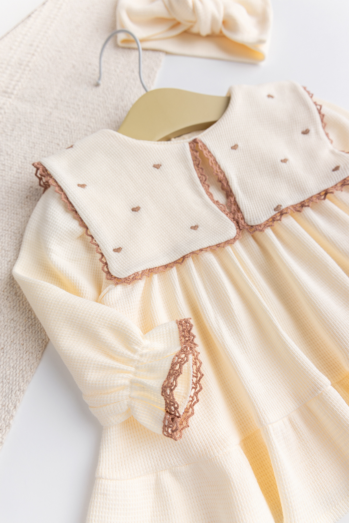 Babymod Kare Mendil Yakalı %100 Pamuk Kalp Nakışlı Bandanalı Kız Bebek Elbise Dogumğünü Özelğün Takım fotoğrafı 5 (önizleme)