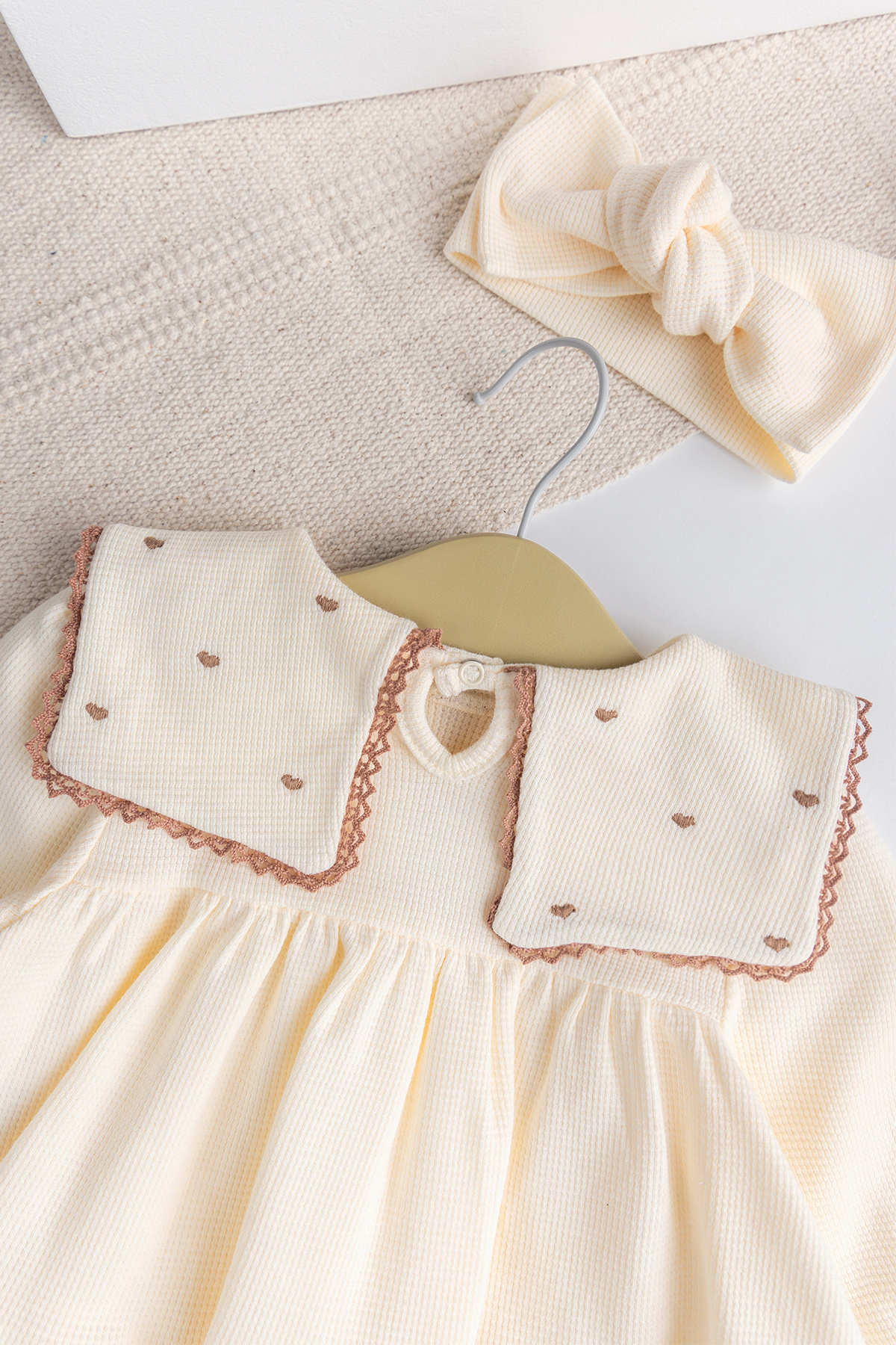 Babymod Kare Mendil Yakalı %100 Pamuk Kalp Nakışlı Bandanalı Kız Bebek Elbise Dogumğünü Özelğün Takım fotoğrafı 3 (önizleme)