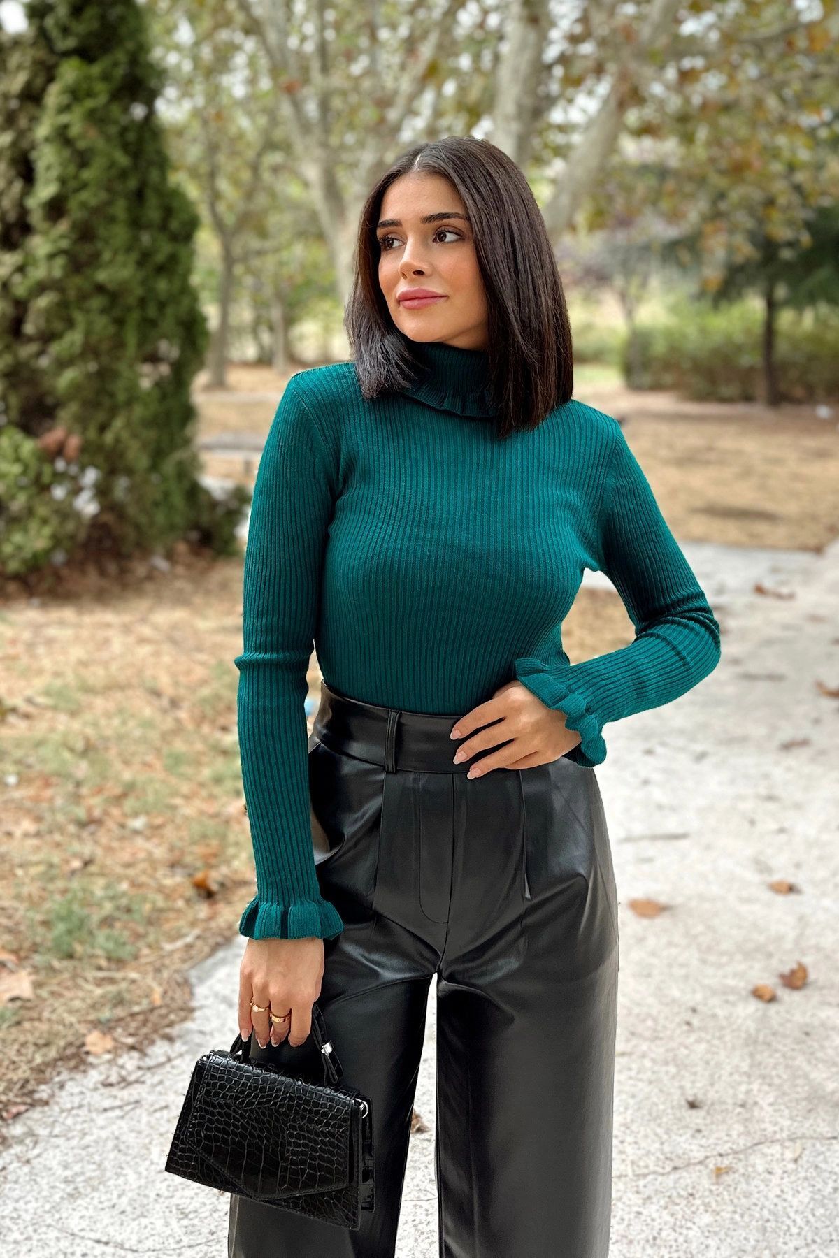NEW LAVİVA Kadın Zümrüt Yeşili Fırfırlı , Uzun Kol, Vucüda Oturan Esnek Kumaş, Düz Desen, Triko Bluz
