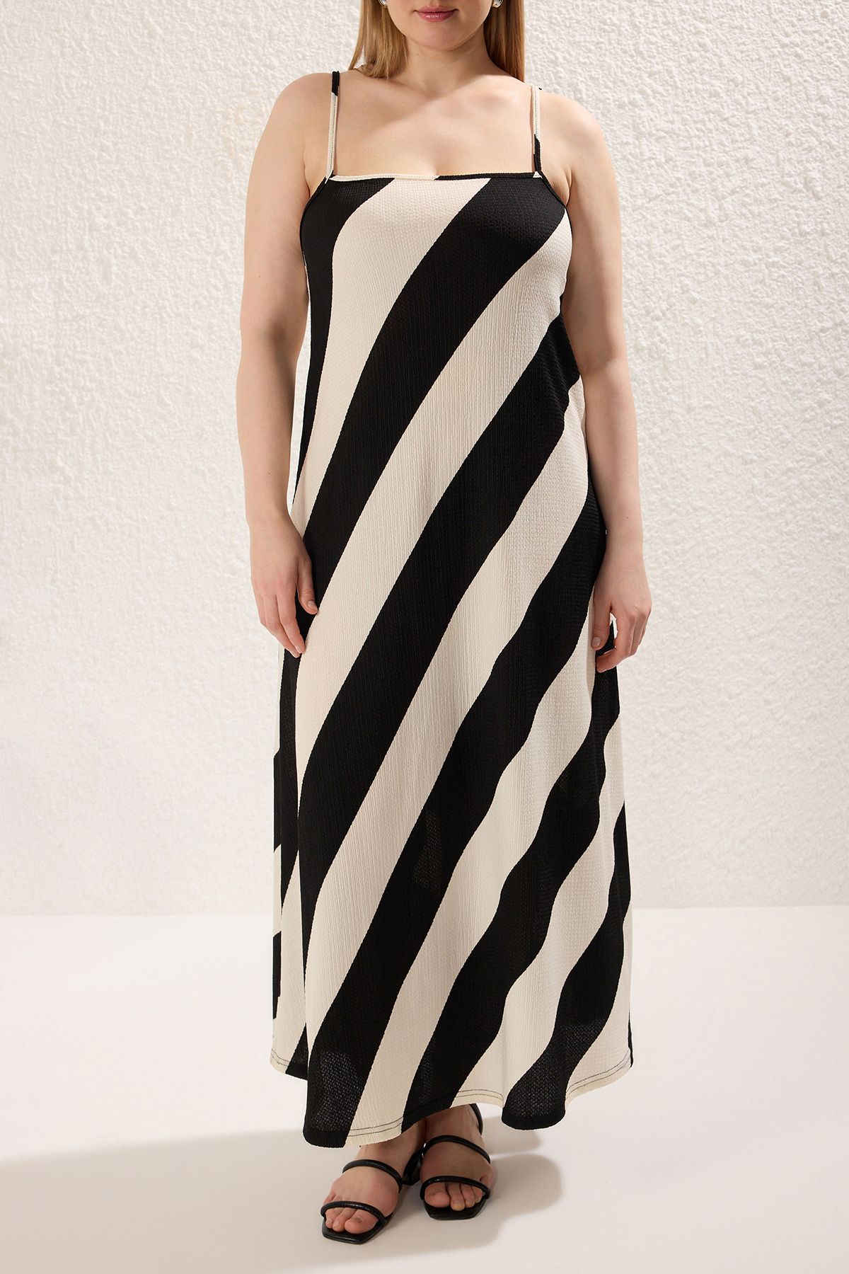 Trendyol Curve-Schwarz-weißes Strickkleid in Übergröße 4