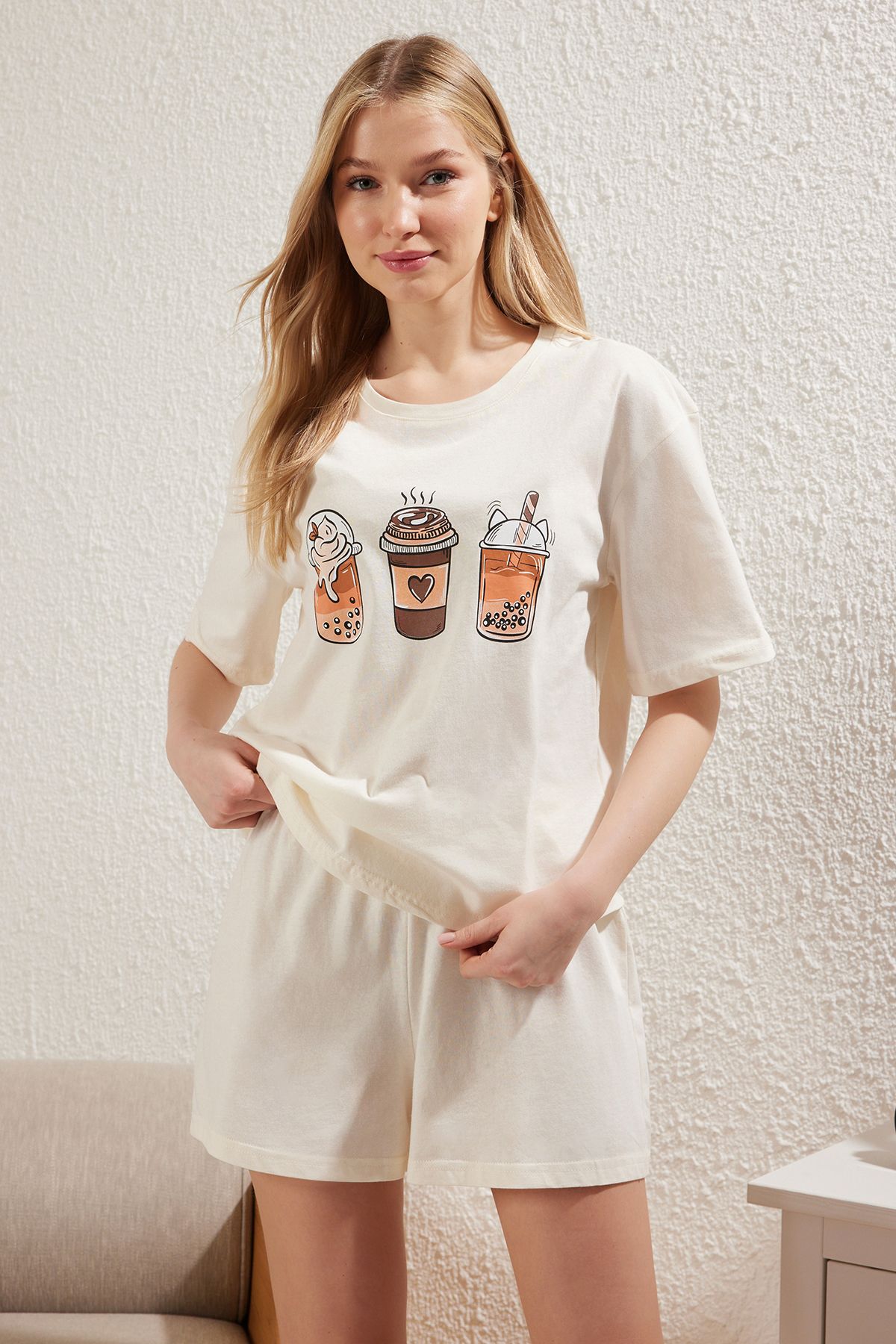 Trendyol Collection Braun bedrucktes Pyjama-Set aus 100 % Baumwolle in Ecru – mit Shorts THMSS25PT00247