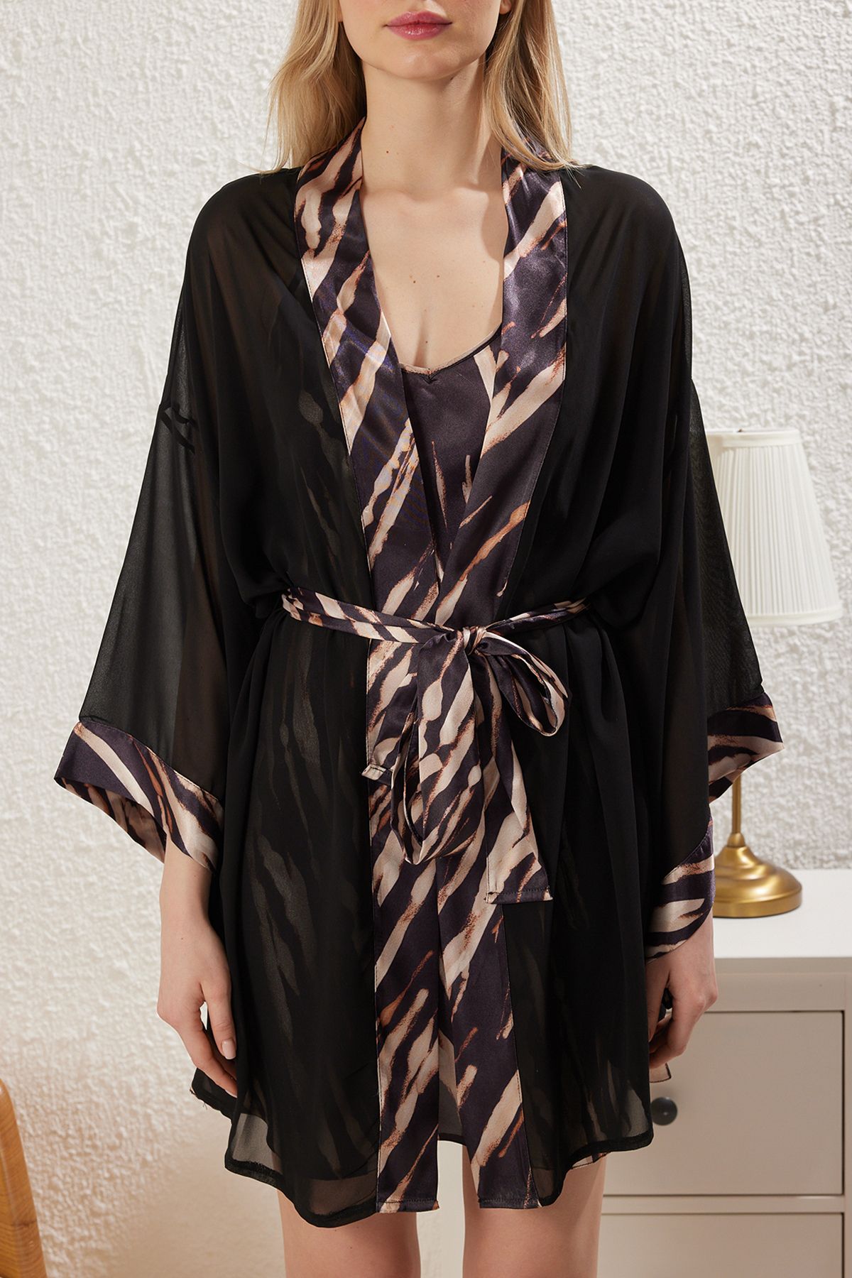 Trendyol Collection-Set mit 2 Satin-Nachthemden und Tüll-Morgenkleidern mit Leopardenmuster – THMSS25GC00011 5