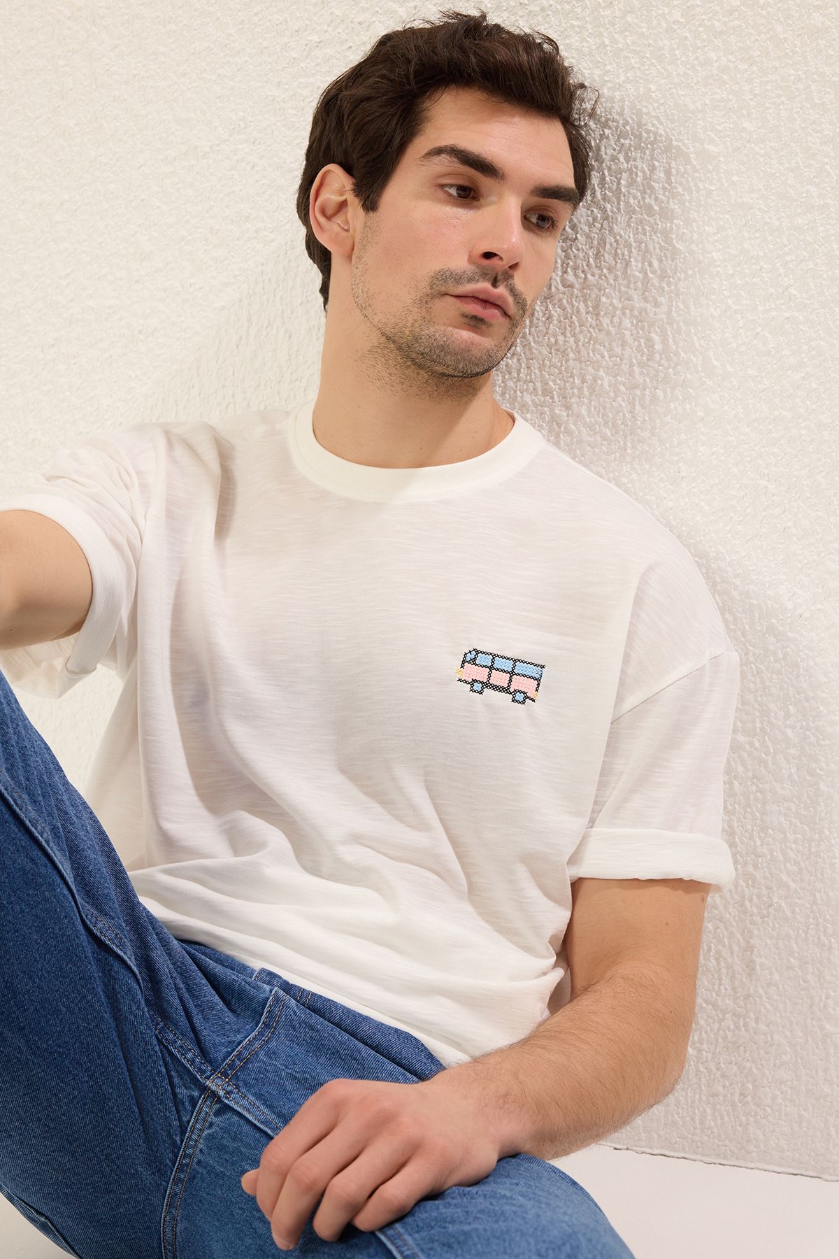 Trendyol Collection Biała Bawełniana Koszulka Typu Oversize Z Haftem Samochodowym - Tmnss25ts00055 Mężczyzna - XL