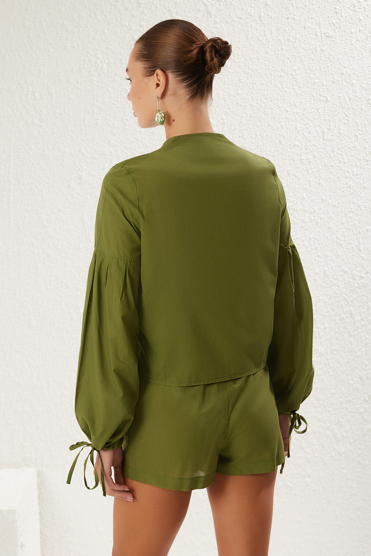 Trendyolmilla  Haki Dokuma Bağlama Detaylı %100 Pamuk Plaj Gömlek-Şort Takım TBESS25AU00014 - Görsel 5