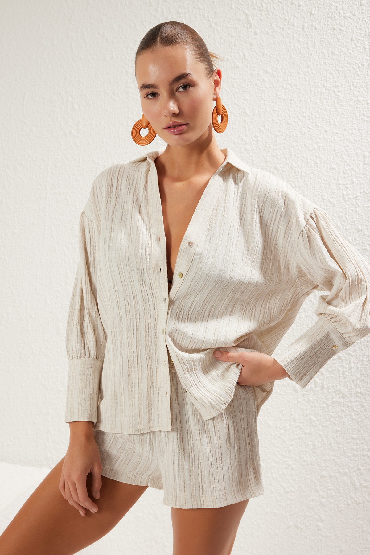 Trendyolmilla  Ekru Dokuma Büzgülü Plaj Mini Yüksek Bel Gömlek-Şort Takım TBESS25AU00025 - Görsel 2