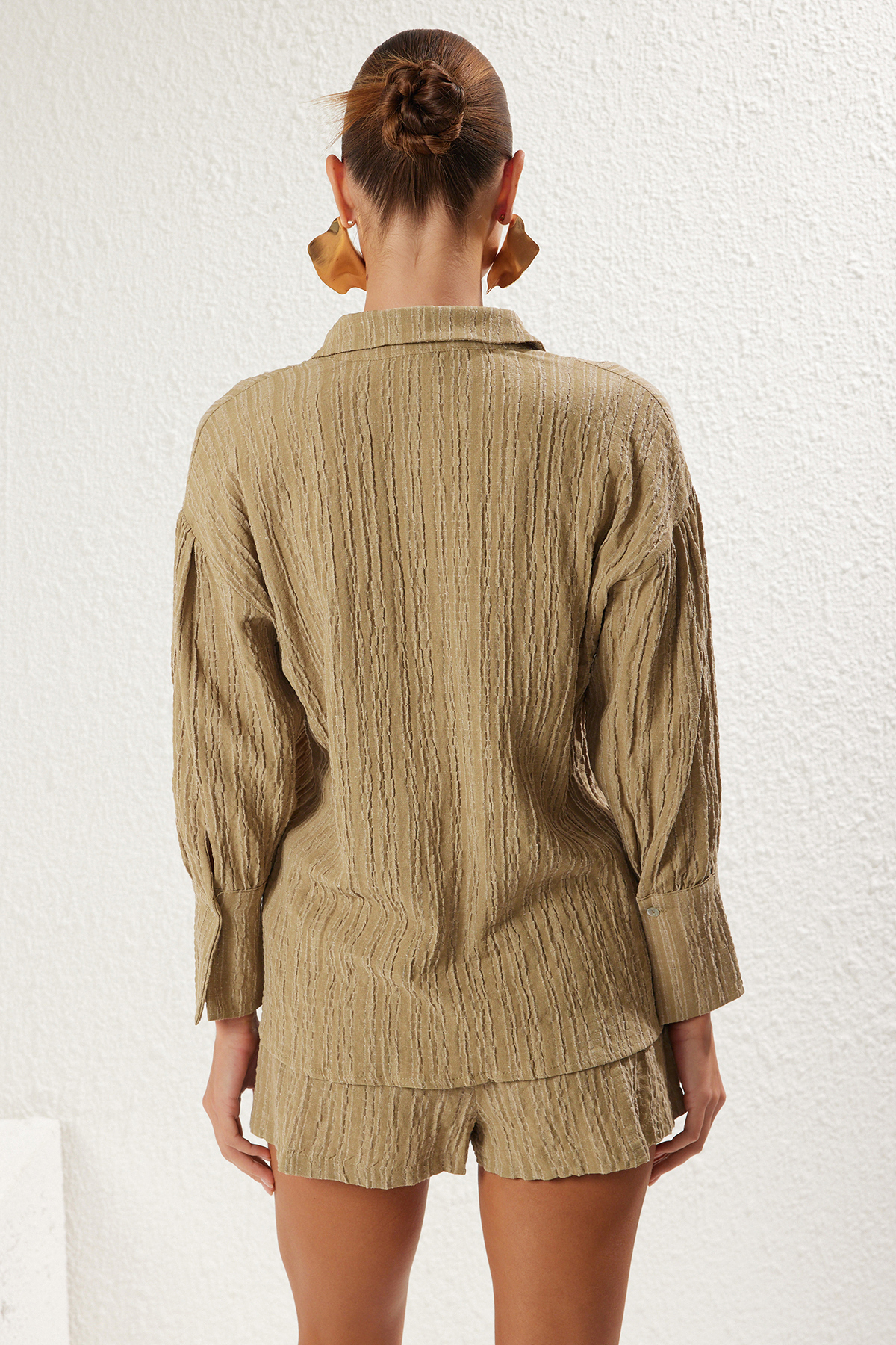 Trendyolmilla  Haki Dokuma Büzgülü Plaj Mini Yüksek Bel Gömlek-Şort Takım TBESS25AU00025 - Görsel 5