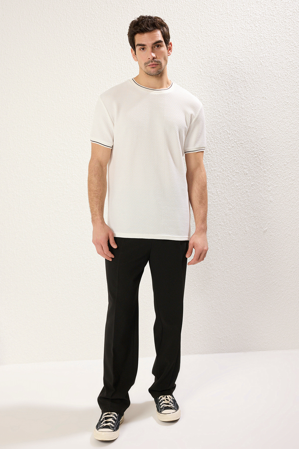 Trendyol Collection-Weißes, strukturiertes Strick-T-Shirt mit Band – reguläre Passform TMNSS25TS00042 5