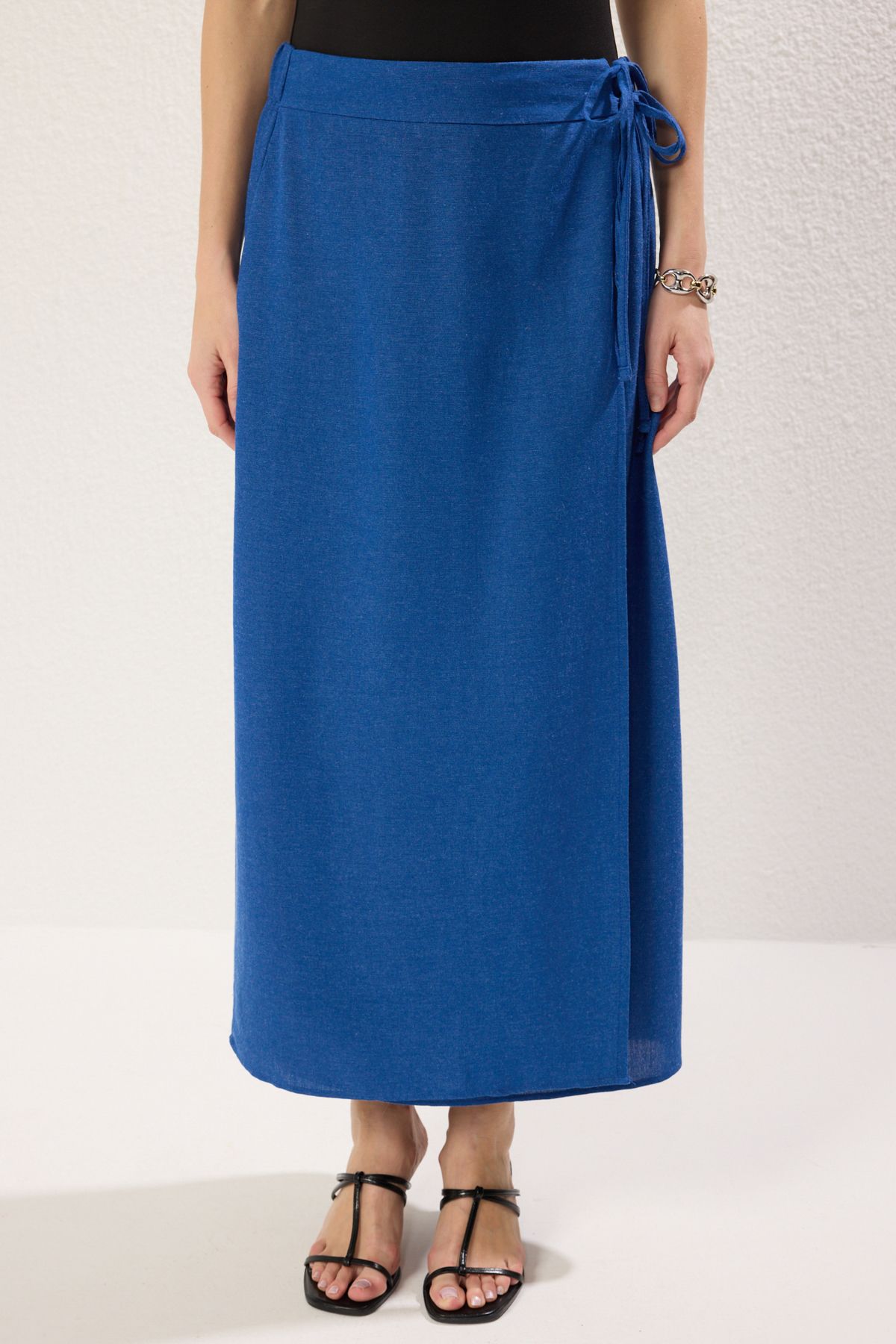 Trendyol Collection-Marineblauer, zweireihiger, gewebter Maxirock mit Bindedetail TWOSS25ET00126 4