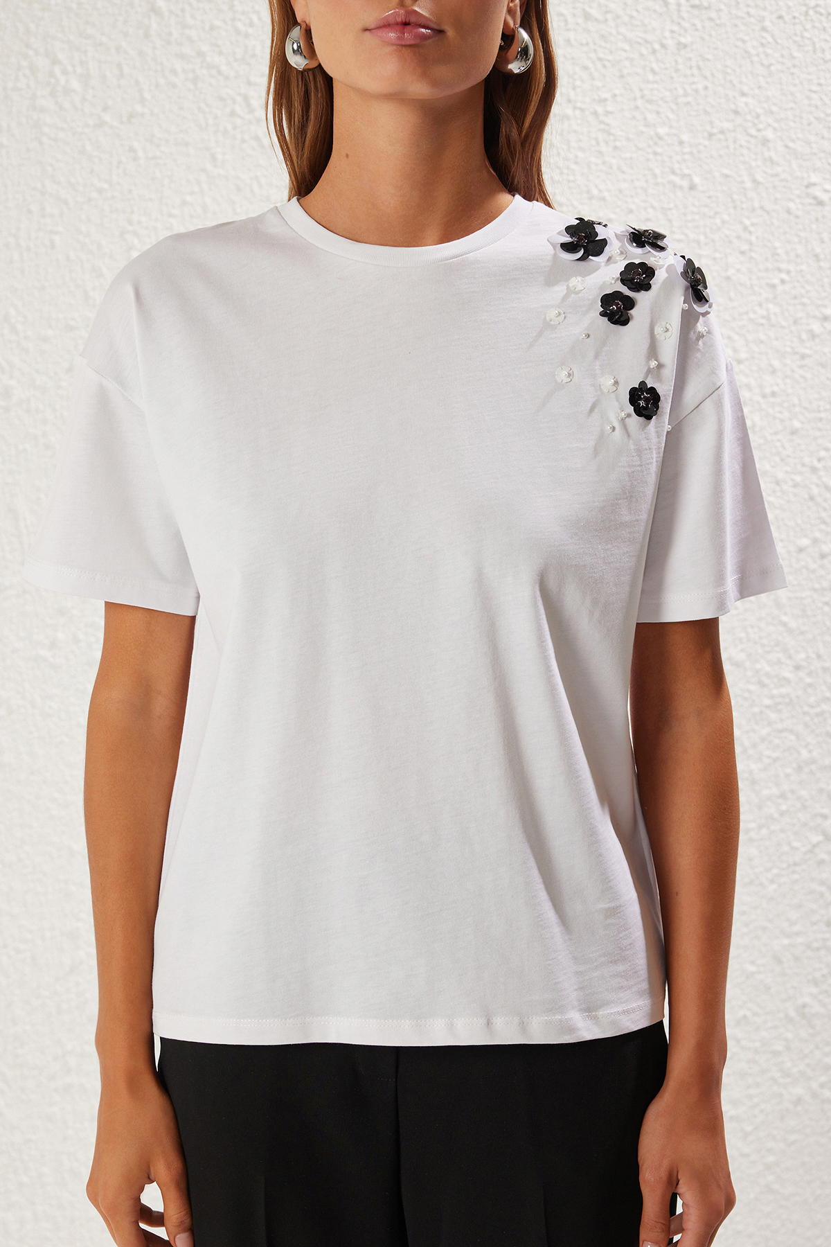 Trendyolmilla  Beyaz Kalın Pamuklu Oversize/Geniş Kalıp Aksesuar Detaylı Örme T-Shirt TWOSS25TS00030 - Görsel 3