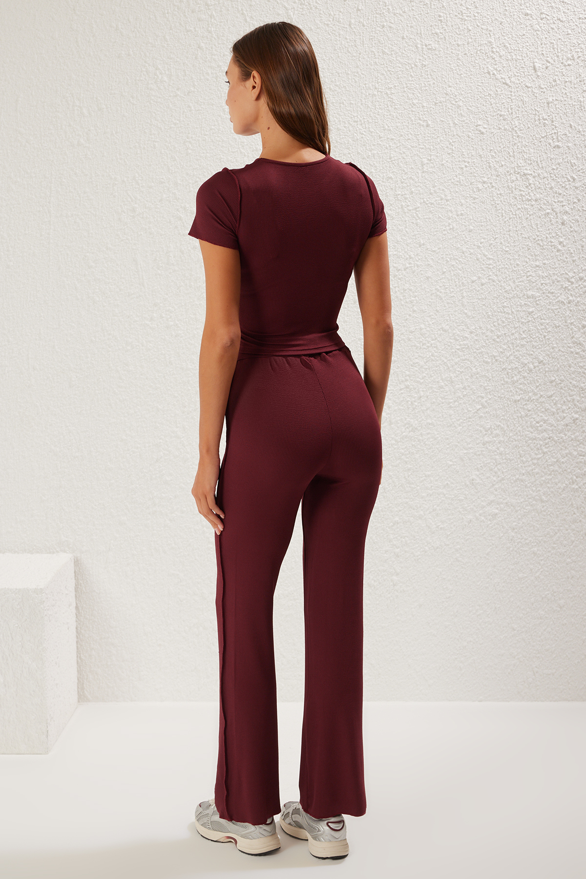 Trendyolmilla  Bordo Dikiş Detaylı Crop Vücuda Oturan Üst Straigth/Düz Kalıp Alt Örme Alt-Üst Takım TWOSS25AU00047 - Görsel 5