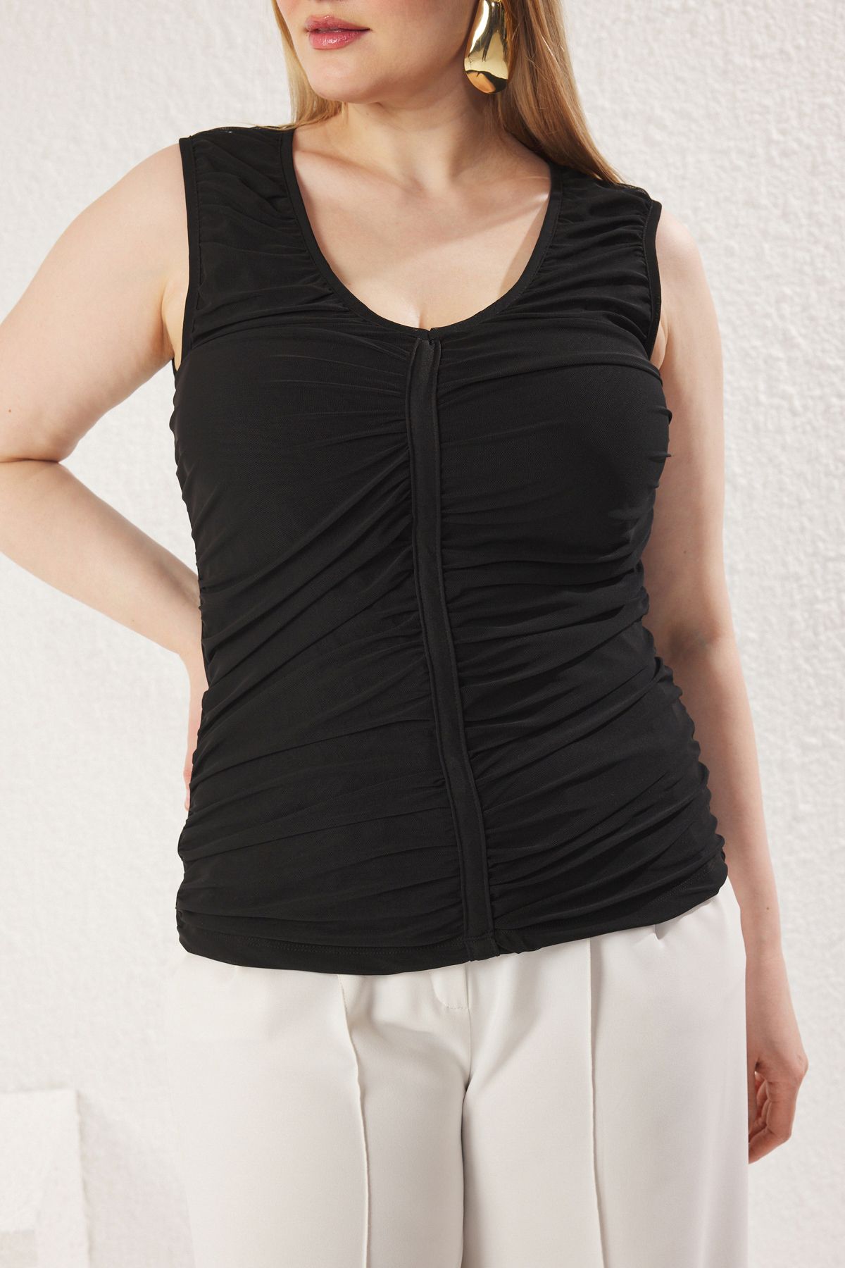Trendyol Curve-Чорна блузка з матовим V-подібним вирізом Tul Orme Plus Size TBBSS25AF00080 3