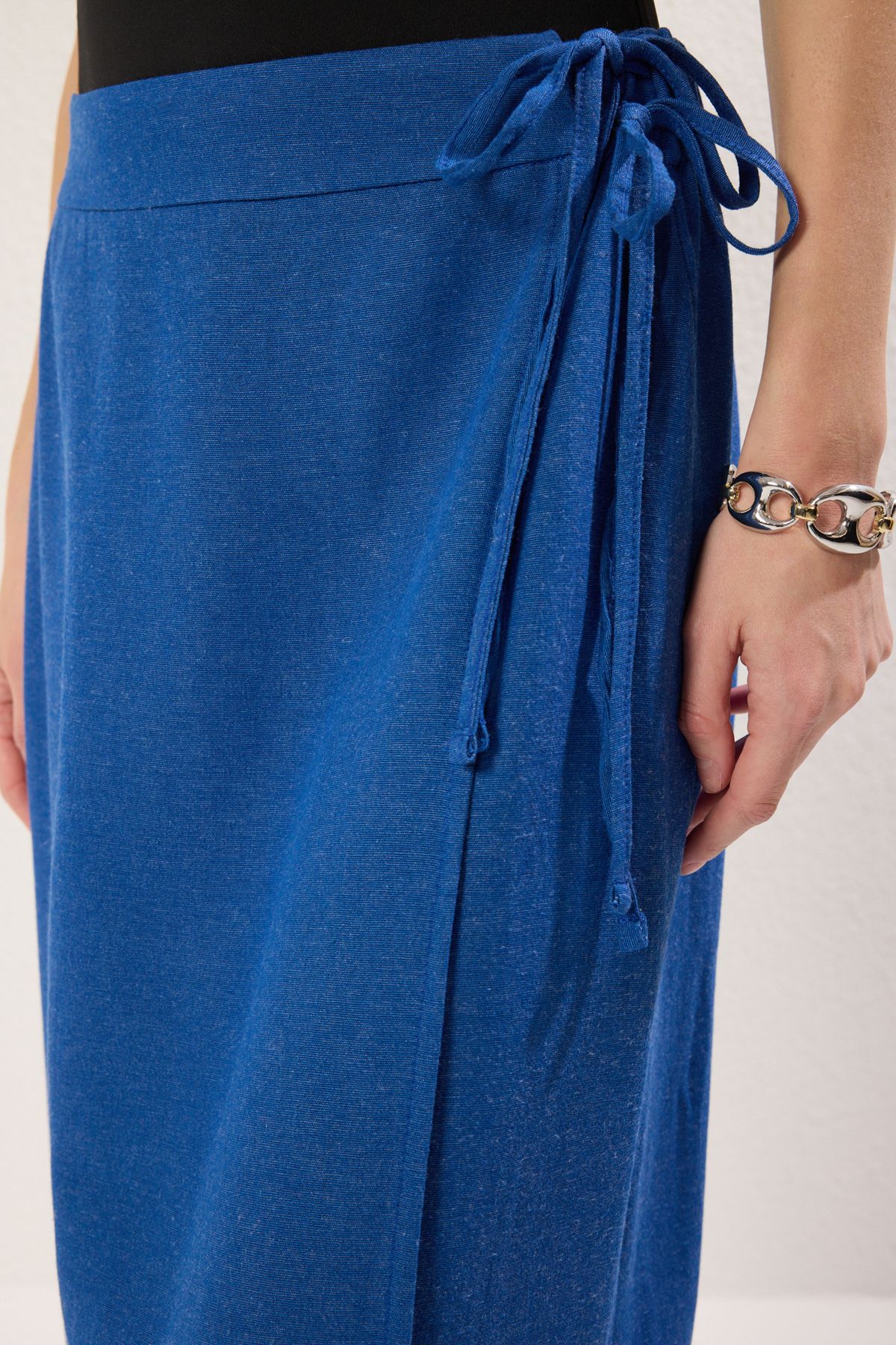 Trendyol Collection-Marineblauer, zweireihiger, gewebter Maxirock mit Bindedetail TWOSS25ET00126 2