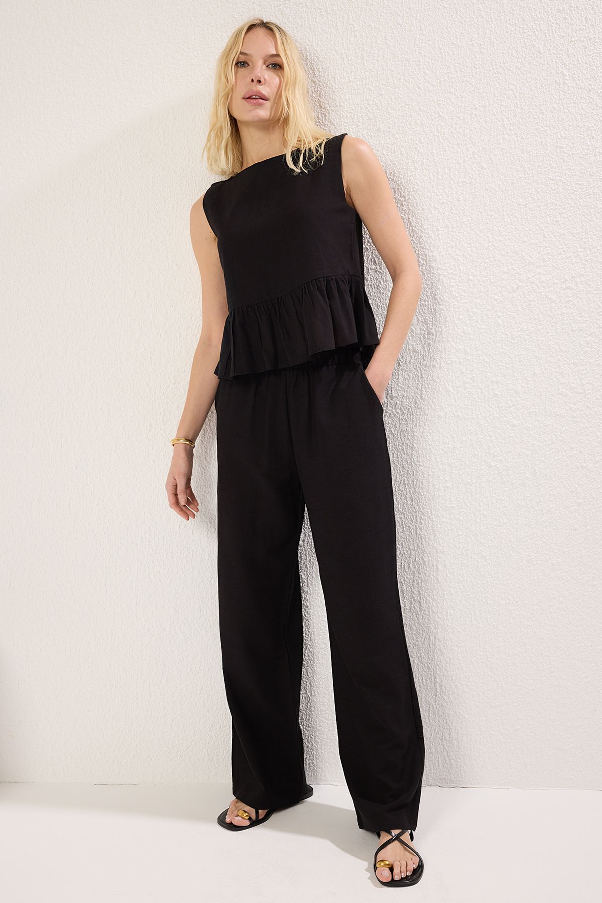 Trendyol Collection Schwarze Leinen-Bluse und Hose mit Rundhalsausschnitt, gewebter zweiteiliger Unterteil-Oberteil-Anzug TWOSS25AU00081