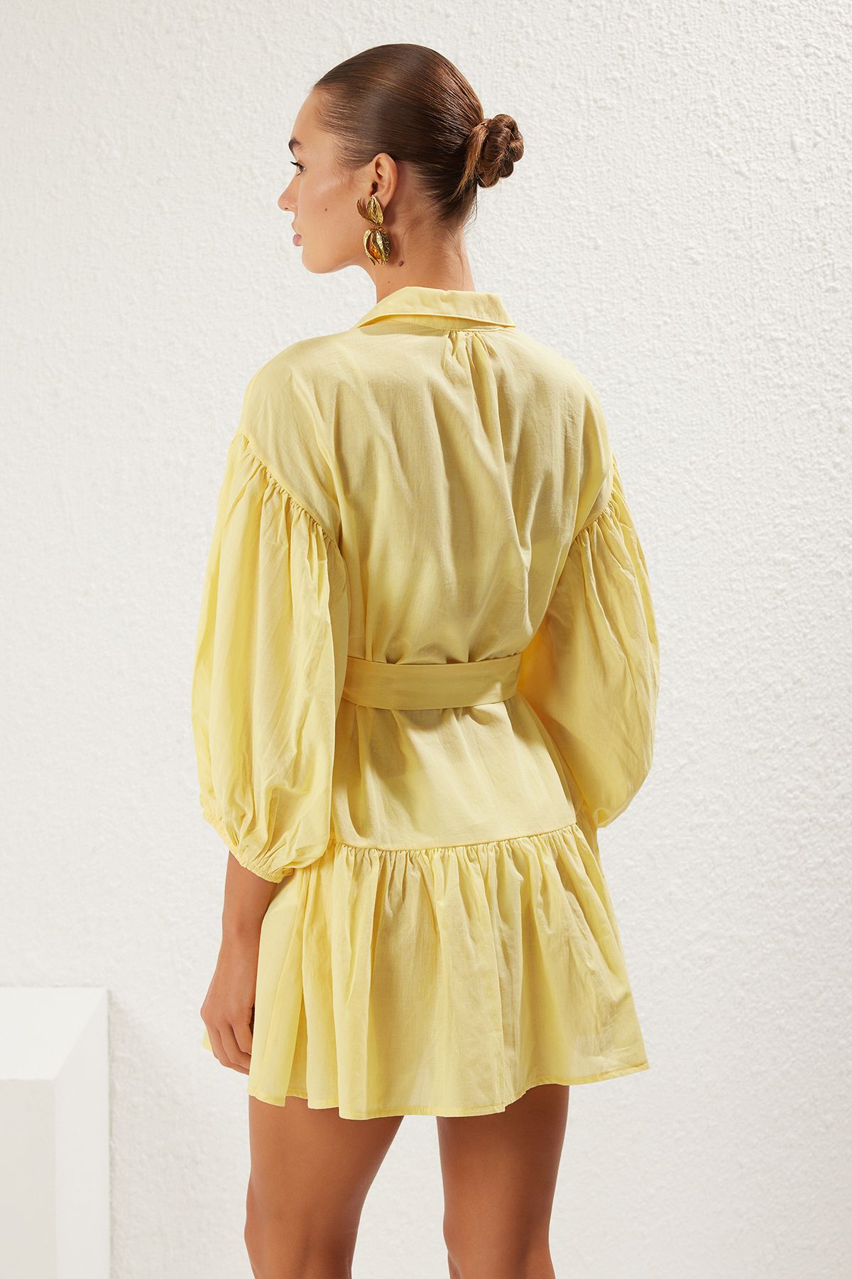 Trendyol Collection-Gelbes, gewebtes Mini-Strandkleid aus 100 % Baumwolle mit Ballonärmeln TBESS25EL00034 5
