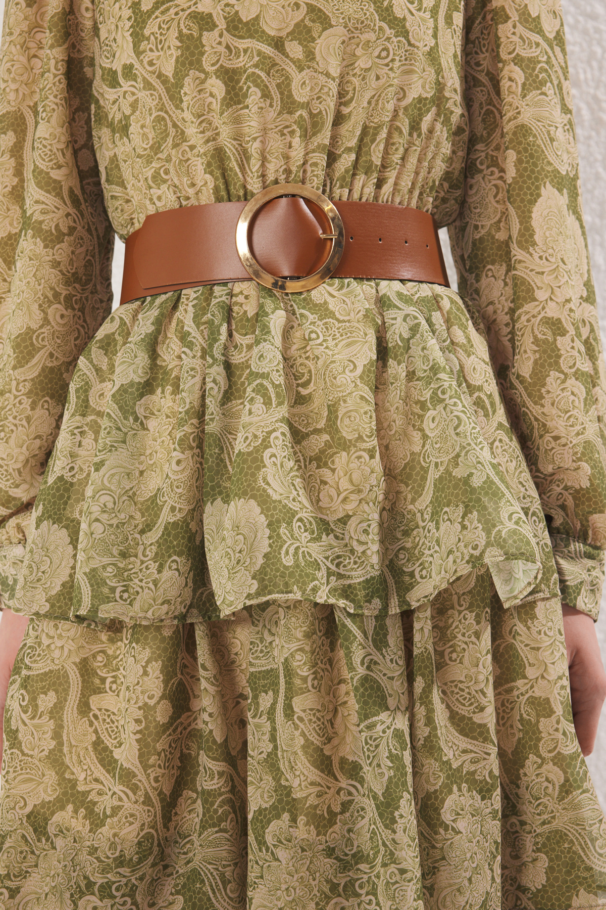 Trendyol Modest-Grünes, mit Stehkragen verziertes, mit Gürtel gefüttertes, gewebtes Chiffonkleid TCTSS25EB00062 3