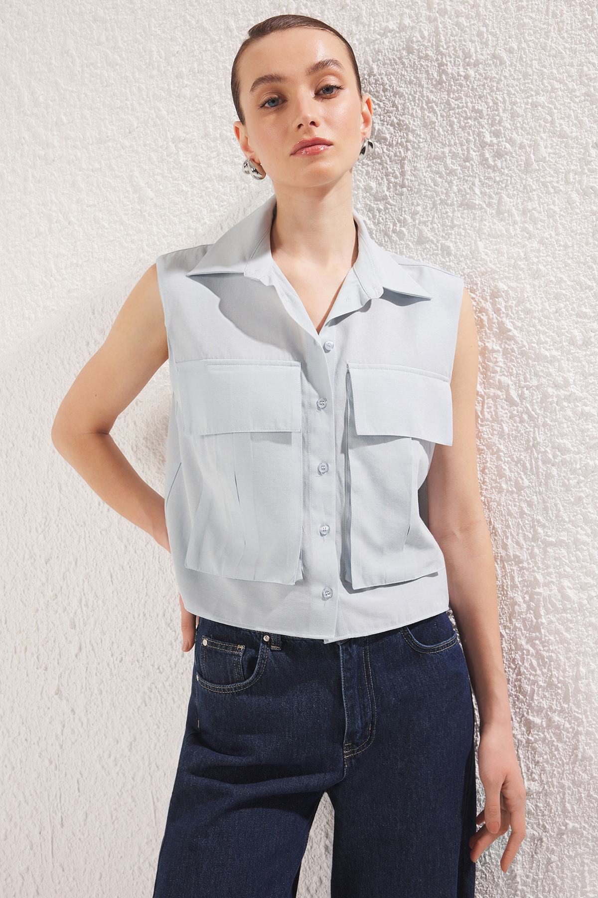 Trendyolmilla  Açık Mavi Utility Cep Detaylı Sıfır Kol Regular kalıp Dokuma Gömlek TWOSS25GO00041 - Görsel 5