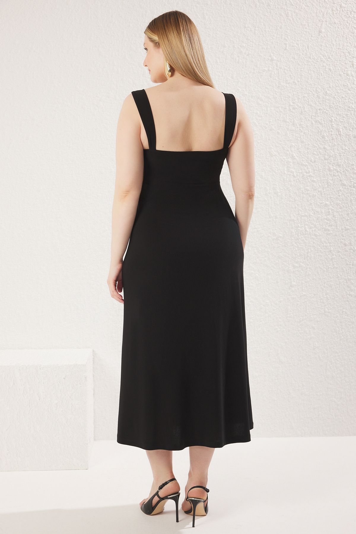 Trendyol Curve-Чорна сукня міді з вирізом у вигляді серця Orme Plus Size TBBSS25AH00014 5