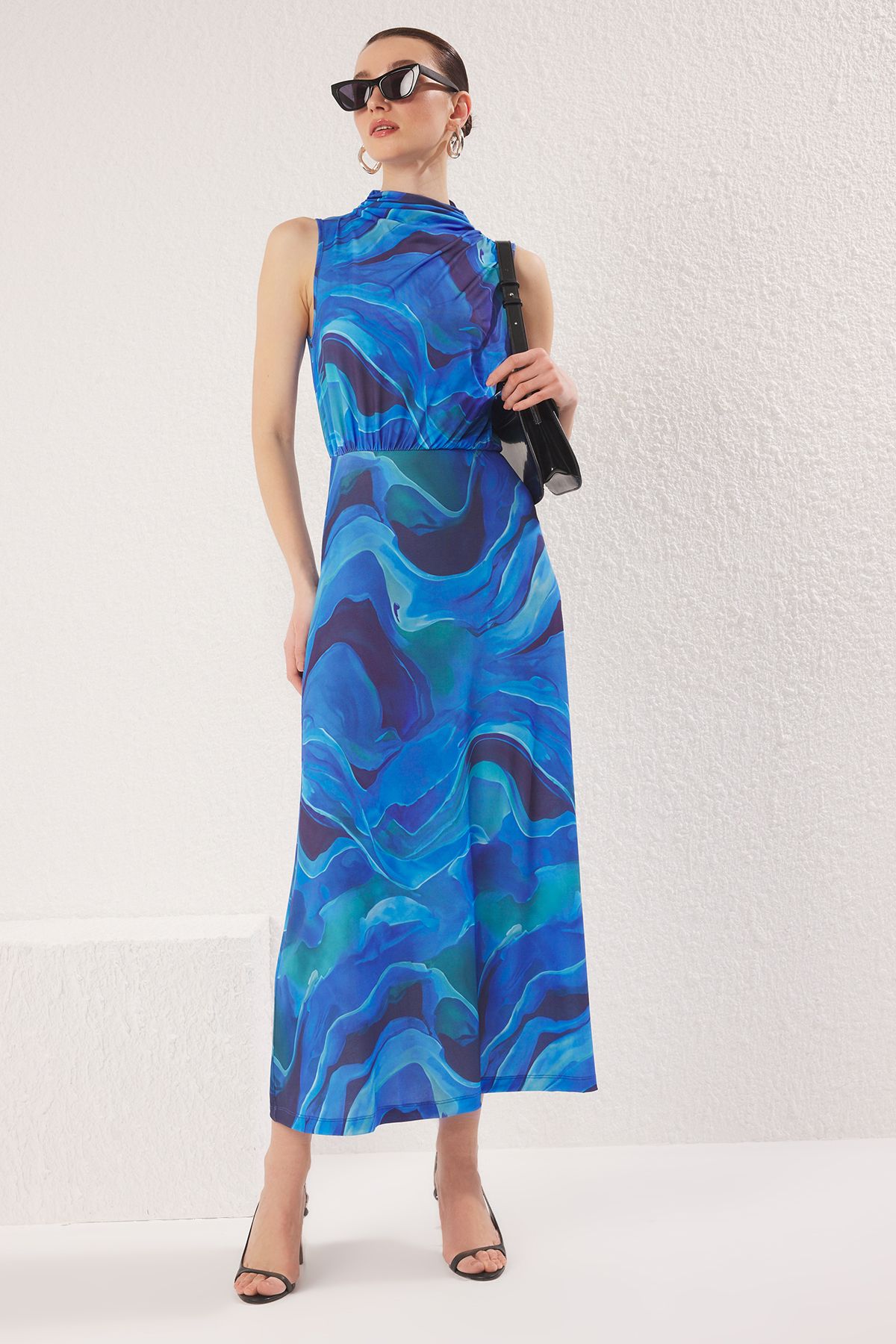 Trendyol Collection-Rochie tricotată maxi elastică, cu imprimeu abstract, albastru, cu guler în picioare, drapat în talie, TWOSS25EL00381 2