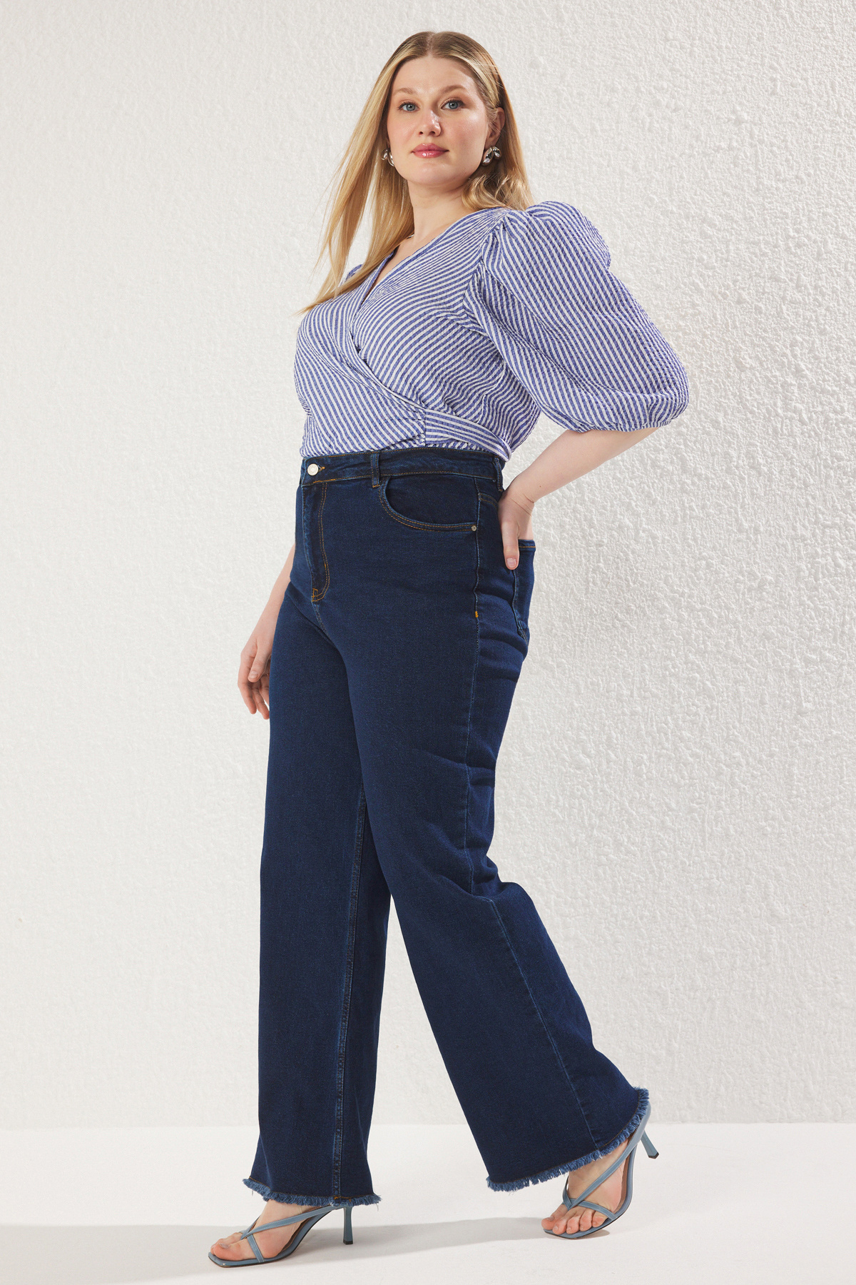 Trendyol Curve-Námořnická modř Vysoký pas Špinavý konec Detail Široké džíny Tbbss23Cj00009 2