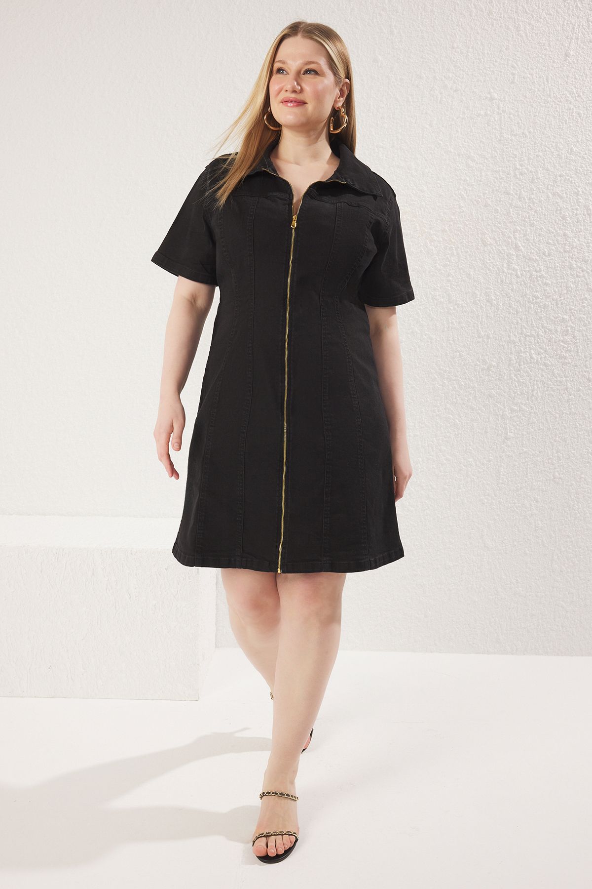 Trendyol Curve-Μαύρο Comfort Τζιν Φόρεμα Plus Size TBBSS24AH00206 1