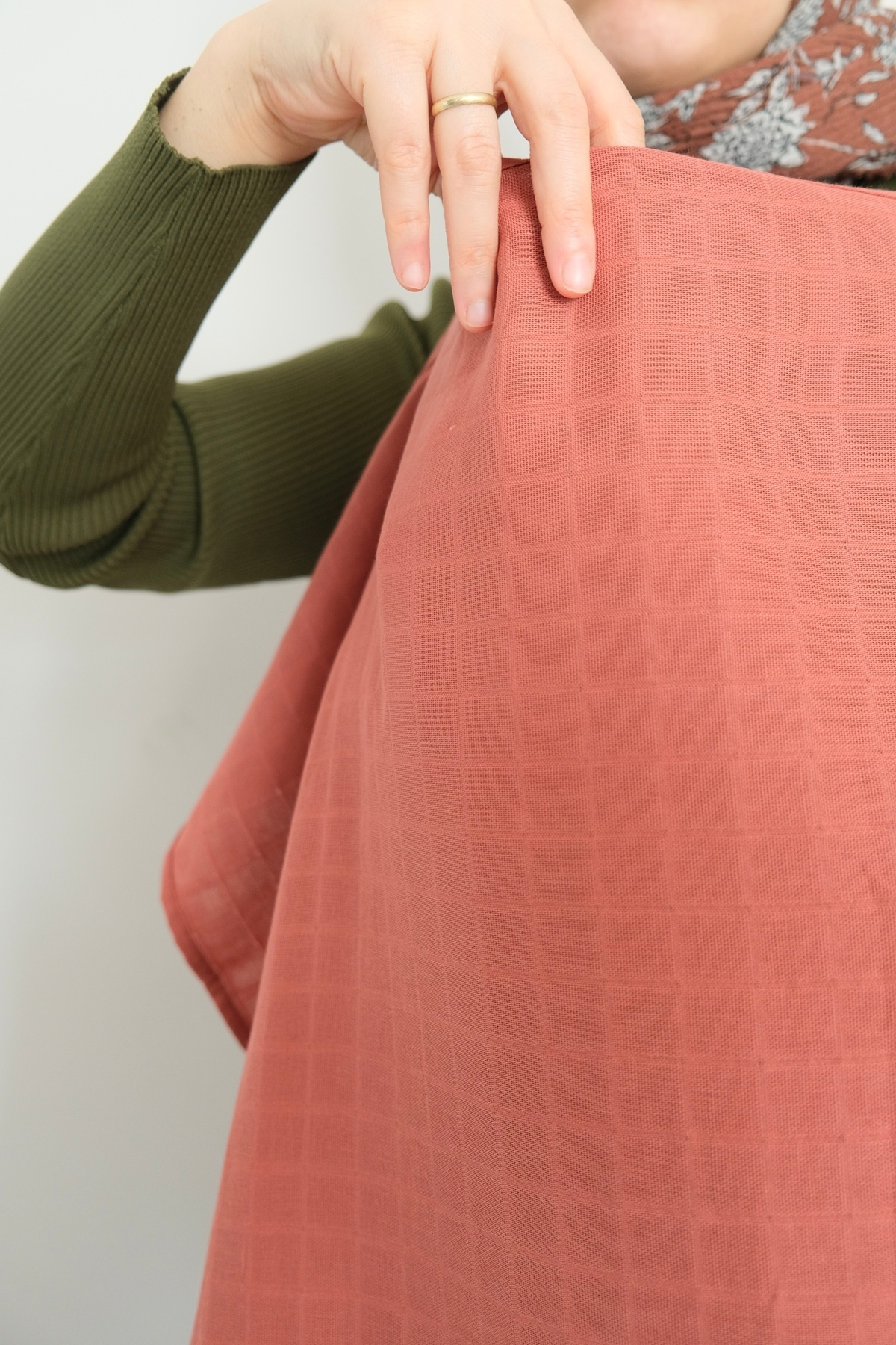 runbaby ( 75x75 cm ) Ayarlanabilir Askılı Doğal Tek Kat Müslin Emzirme Örtüsü - Kiremit fotoğrafı 7 (önizleme)