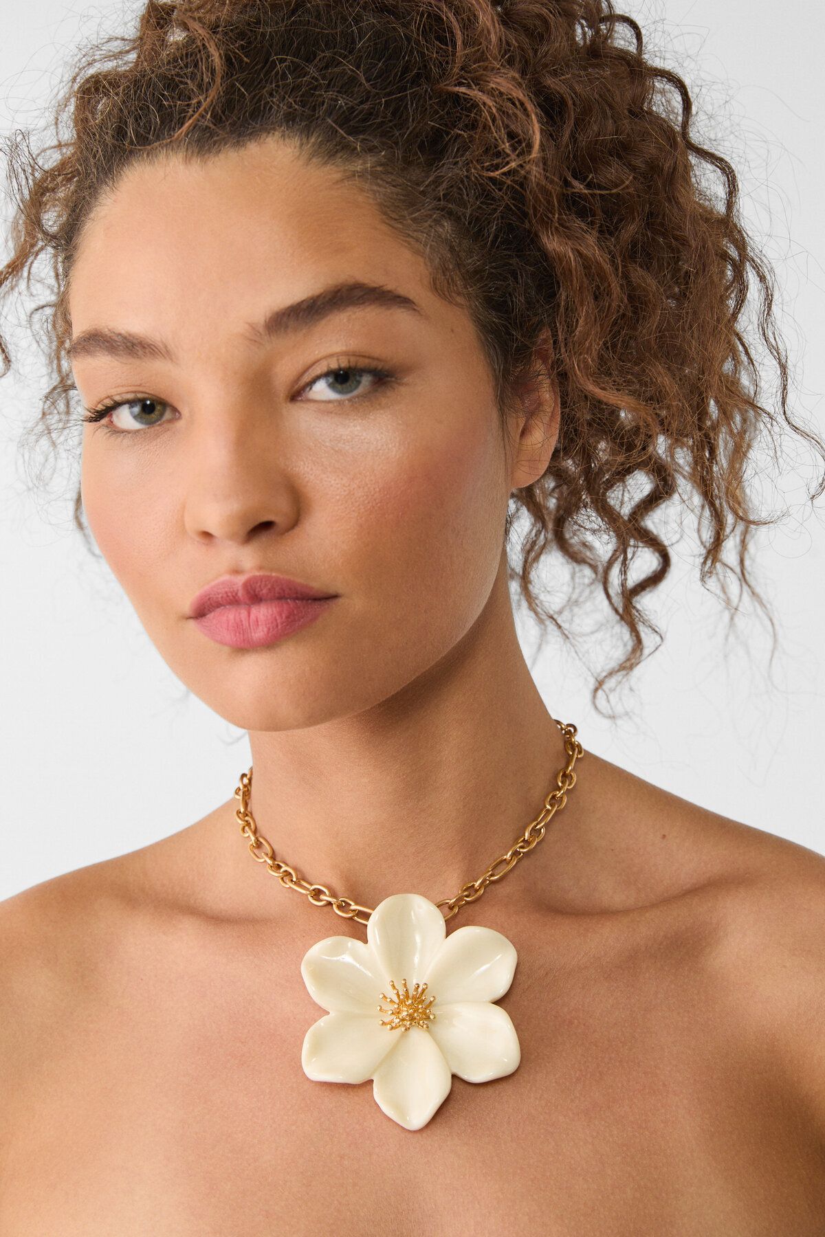 گردنبند بزرگ با طرح گل مراقبت آسان Stradivarius