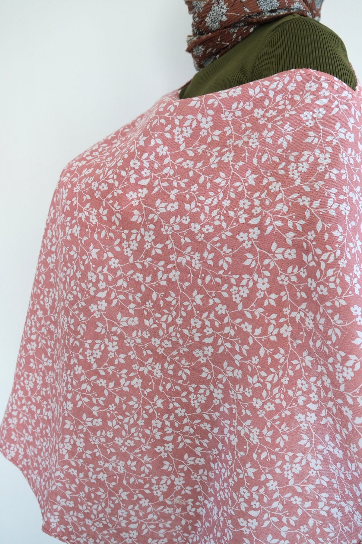 runbaby ( 75x75 cm ) Ayarlanabilir Askılı Doğal Tek Kat Müslin Emzirme Örtüsü - Pembe Çiçek fotoğrafı 6 (önizleme)