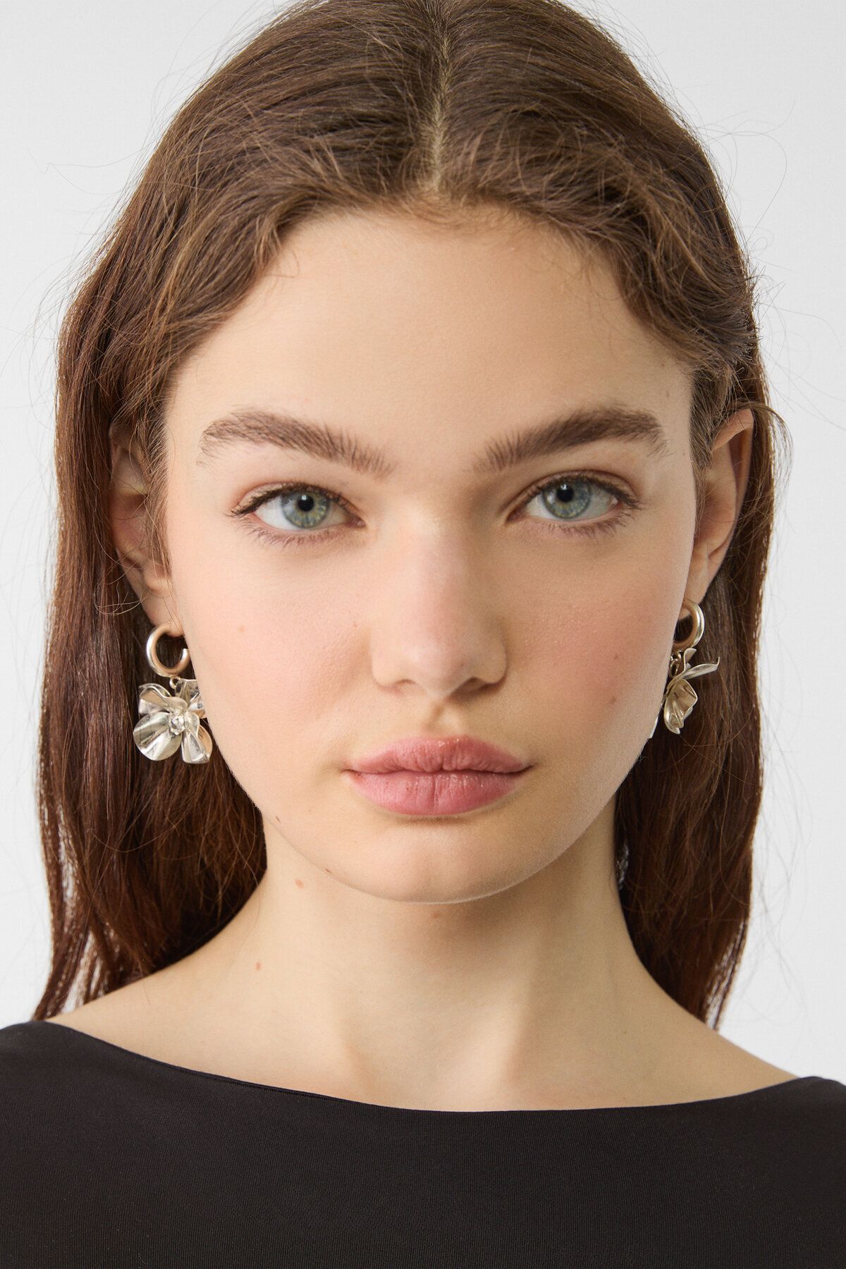 گوشواره گل دار با طراحی زیبا و شیک، اکسسوری منحصر به فرد برای هر استایل Stradivarius