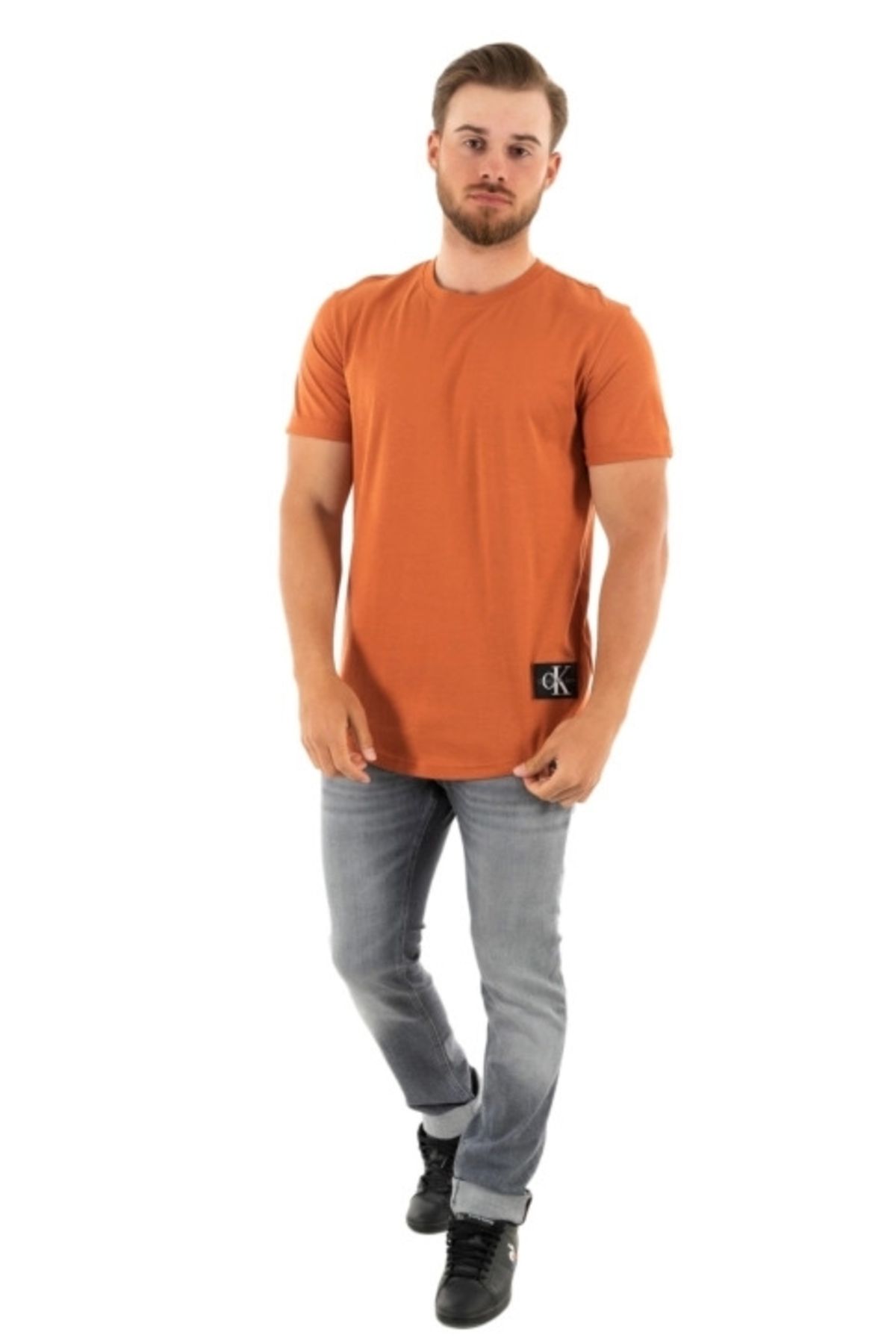 Calvin Klein-Pánske oranžové tričko Calvin Klein Jeans Badge Round Hem Tee GAN Auburn 4