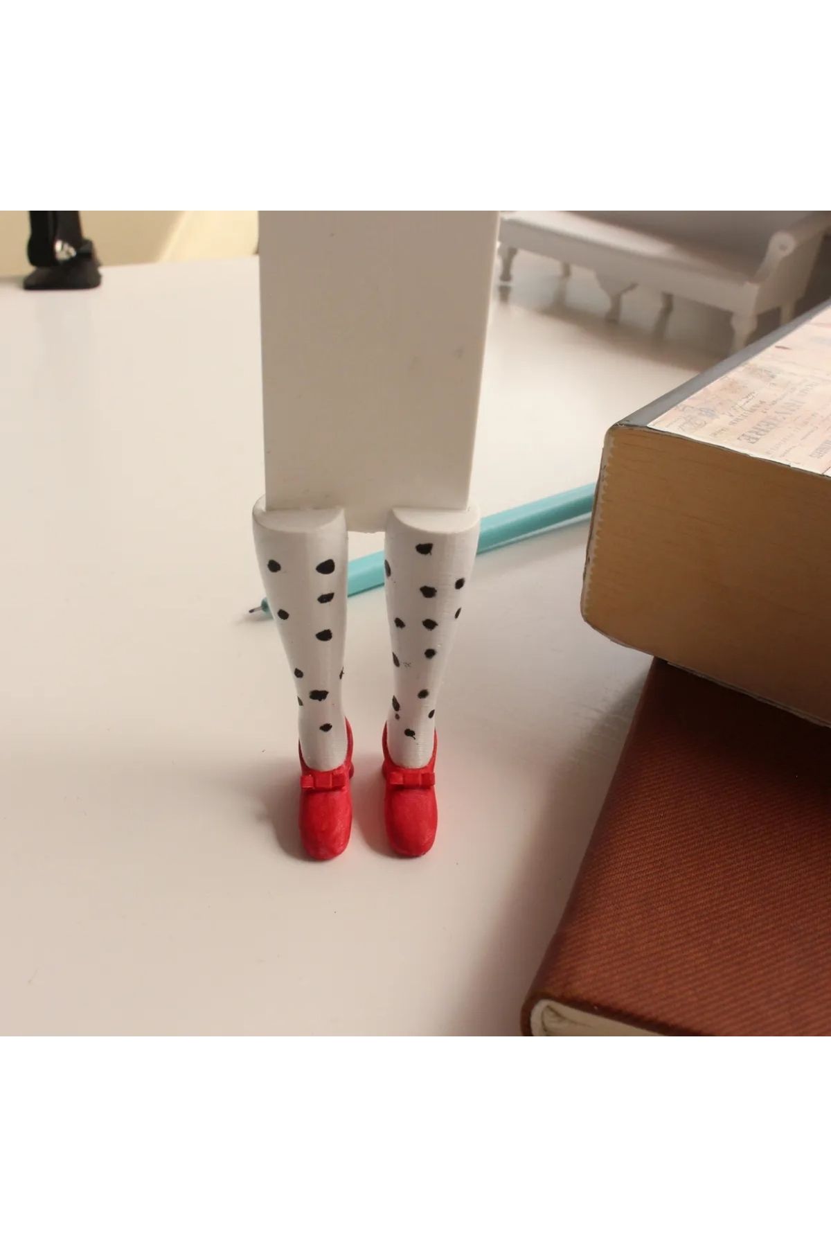 TRENDİN YOLU-White Trend Bookmark - Red Shoes 4